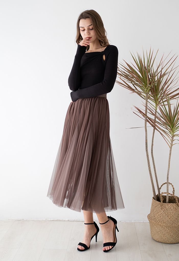 Falda larga de tul de malla con paneles plisados en marrón