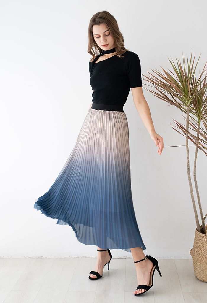 Falda larga plisada con línea brillante degradada en azul