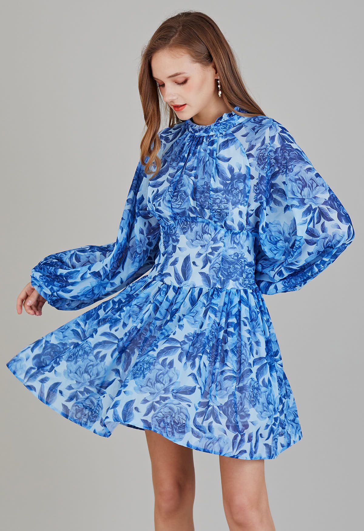 Vestido con volantes y mangas de burbujas florales en la parte posterior recortada en azul