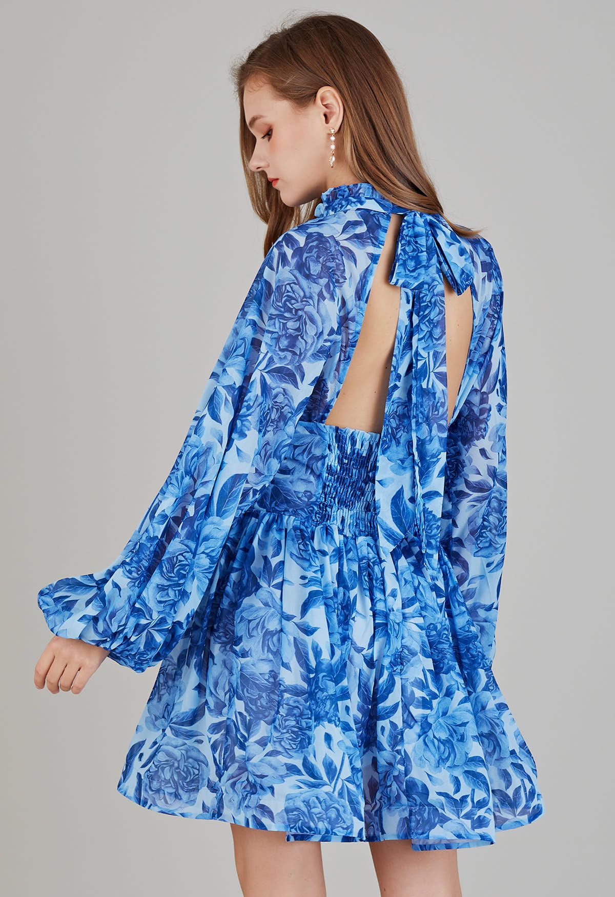 Vestido con volantes y mangas de burbujas florales en la parte posterior recortada en azul