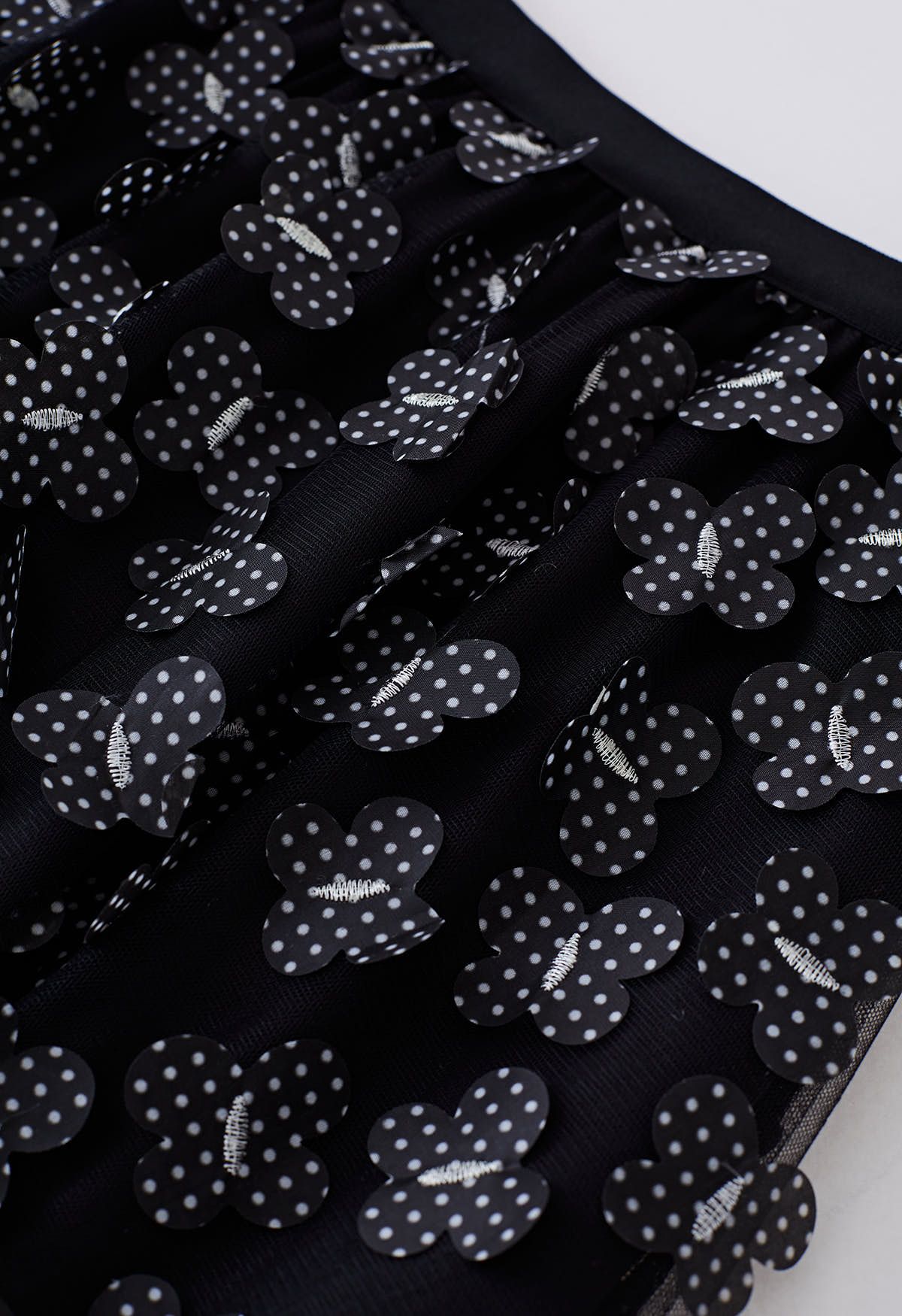 Falda de malla de doble capa con mariposa punteada en 3D en negro