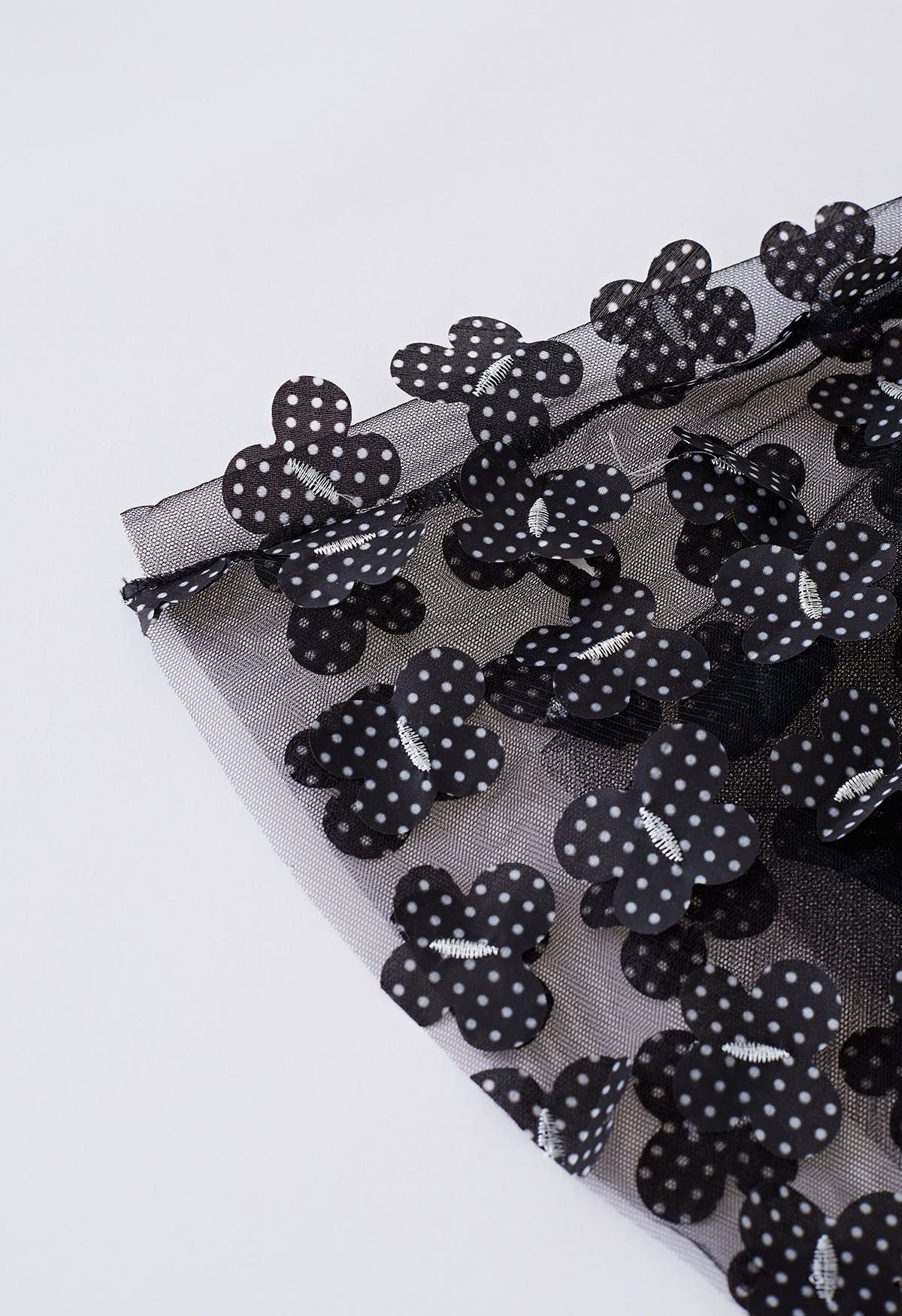Falda de malla de doble capa con mariposa punteada en 3D en negro