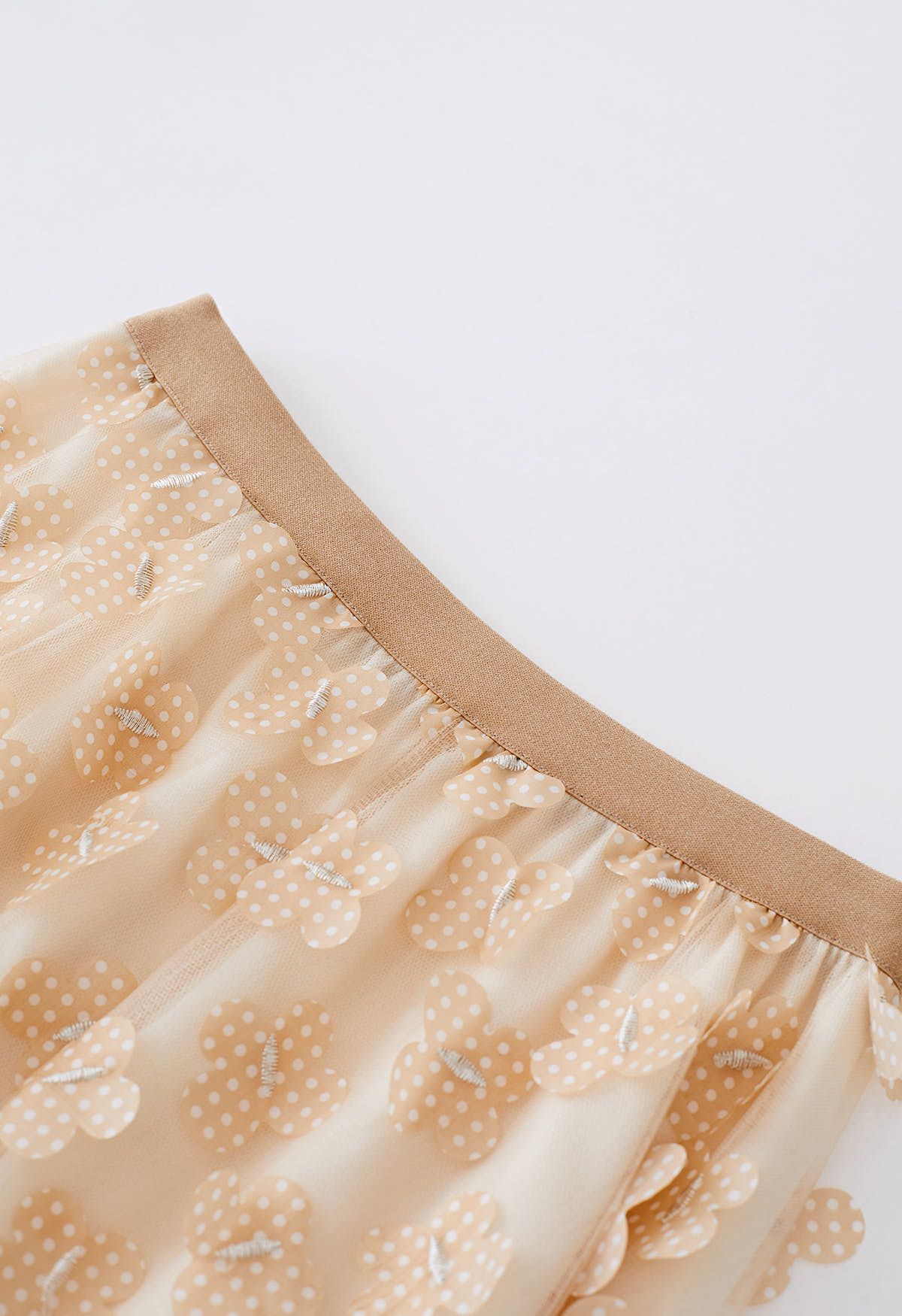 Falda de malla de doble capa con mariposa punteada en 3D en tostado claro