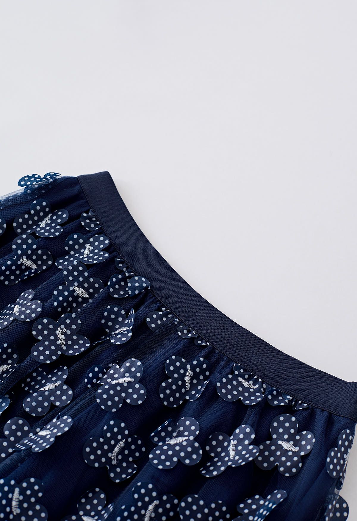 Falda de malla de doble capa con mariposa punteada en 3D en azul marino