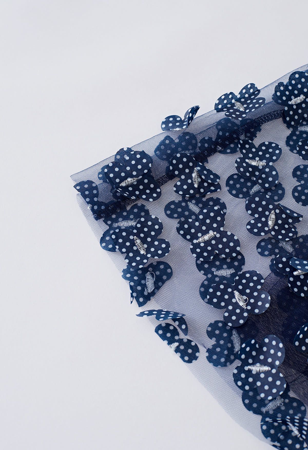 Falda de malla de doble capa con mariposa punteada en 3D en azul marino
