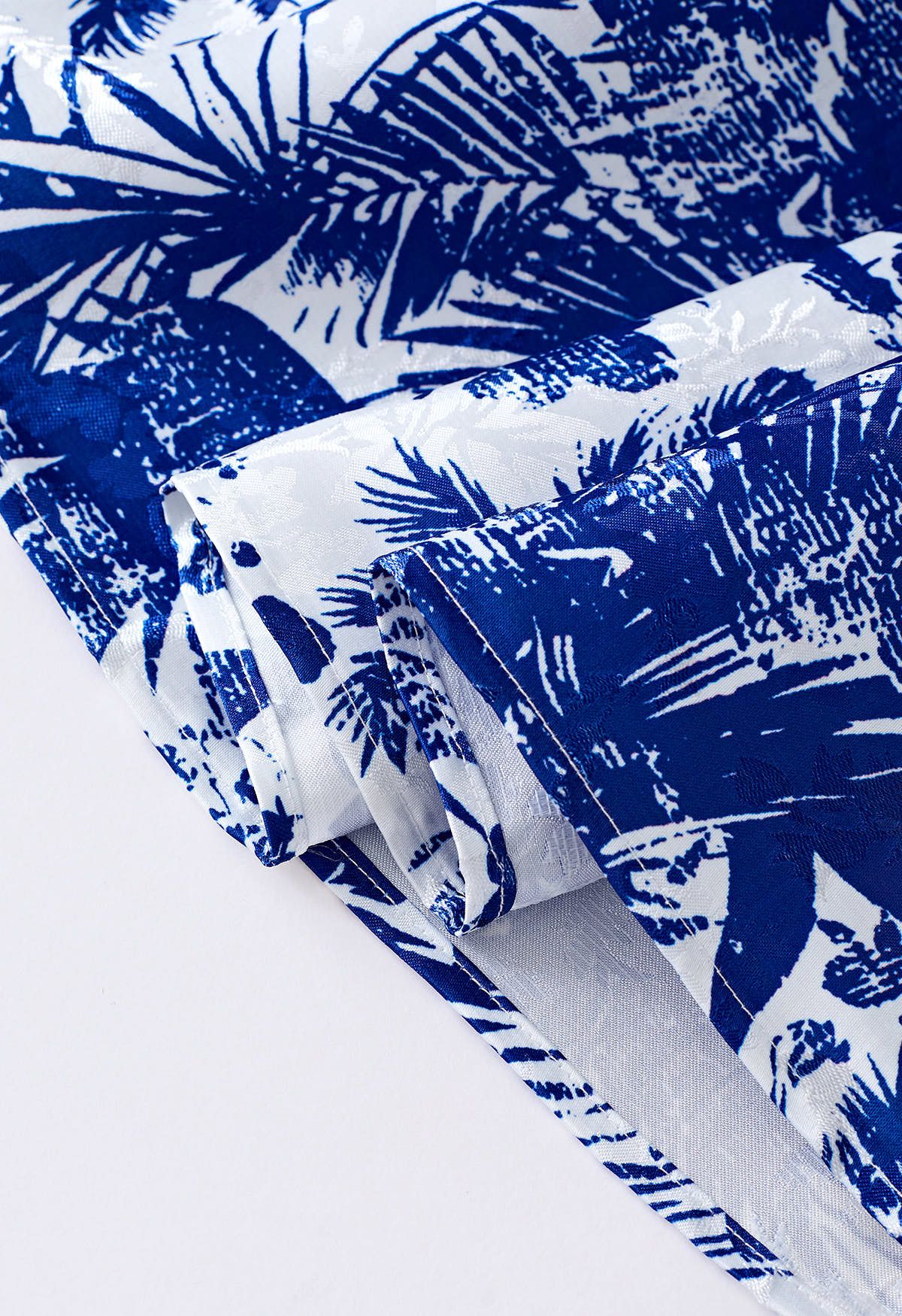 Falda midi plisada de jacquard con surcos tropicales en azul marino