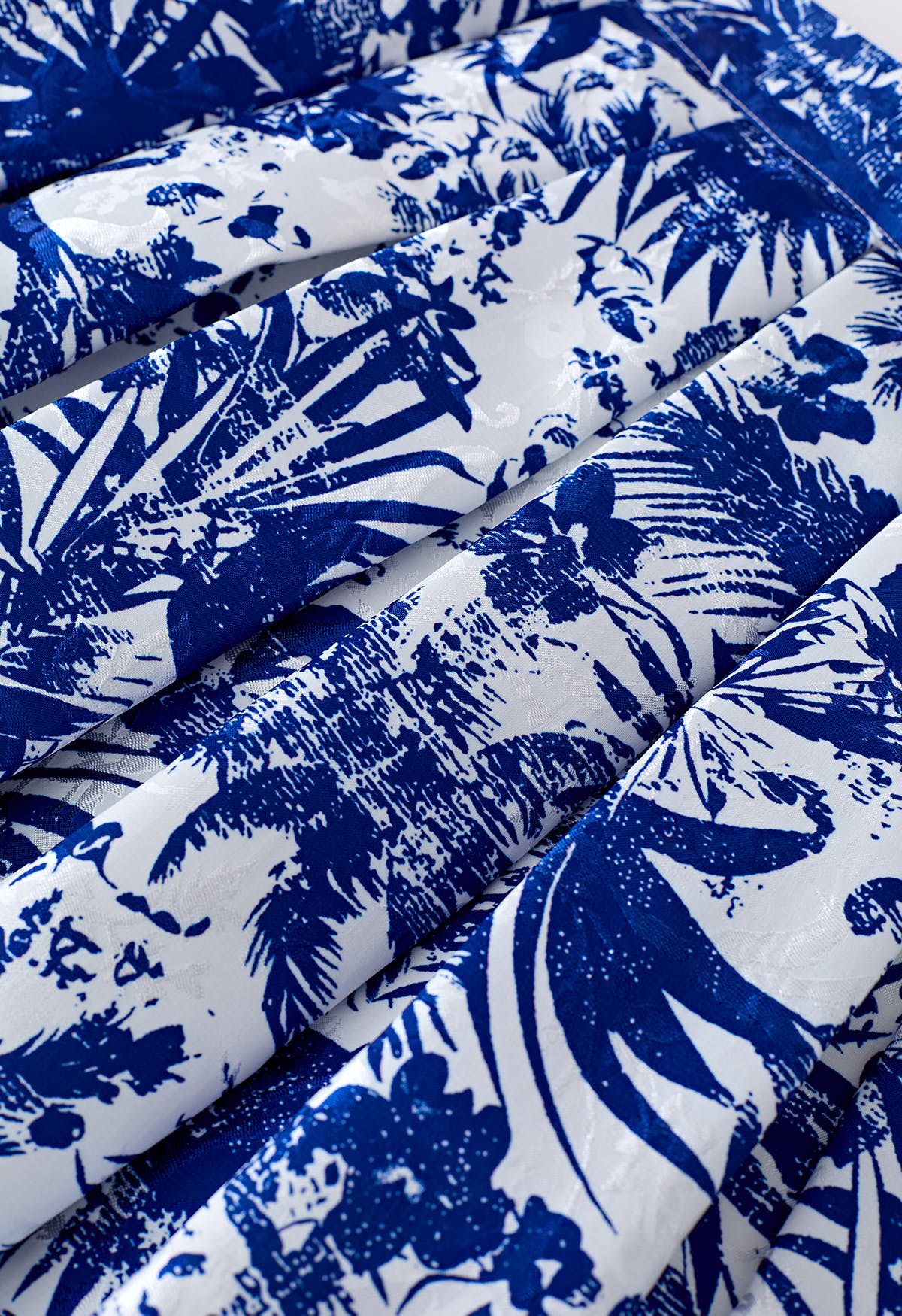 Falda midi plisada de jacquard con surcos tropicales en azul marino