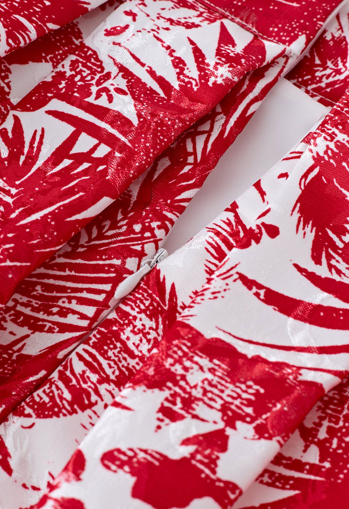 Falda midi plisada de jacquard con surcos tropicales en rojo