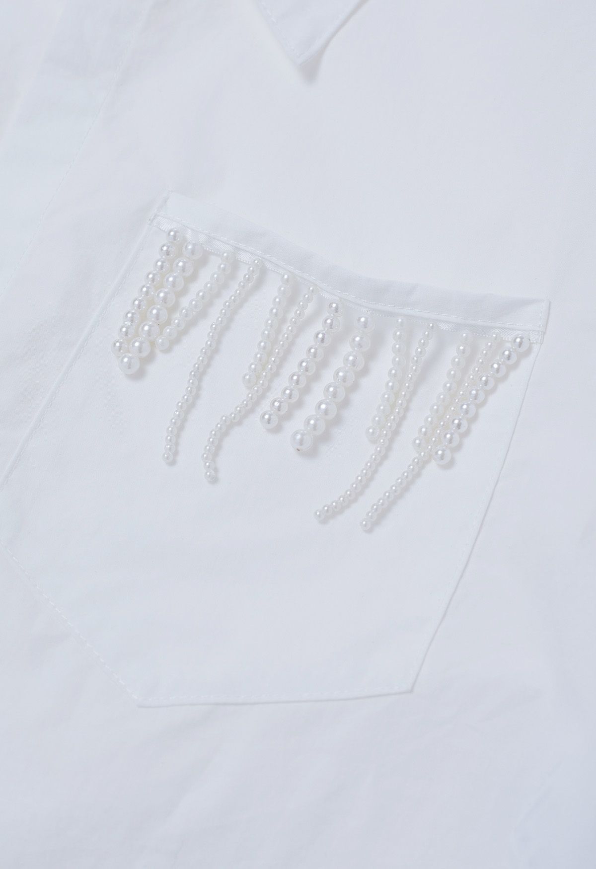 Camisa corta de algodón con cintura anudada y decoración de perlas