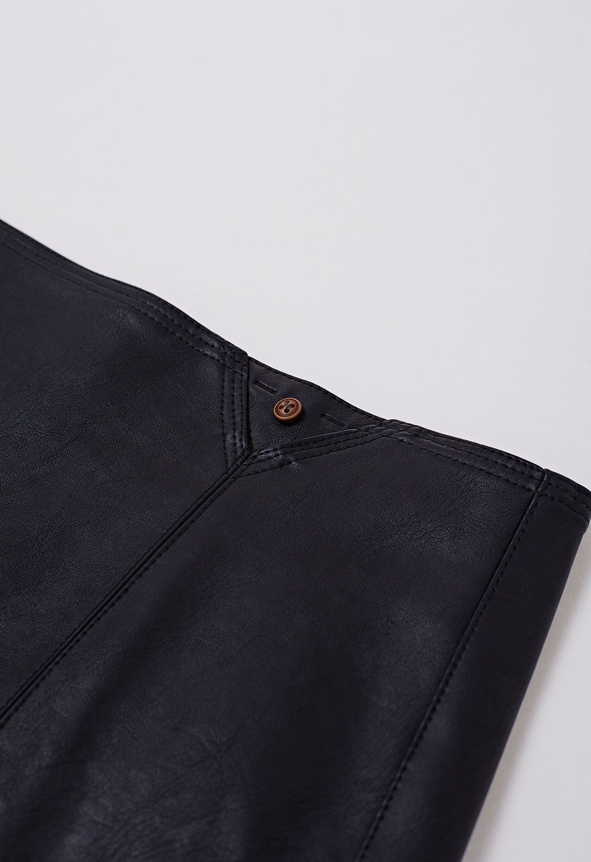 Minifalda de piel sintética con botones en negro