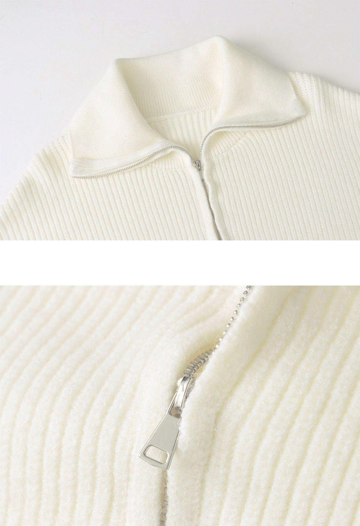 Suéter de punto a rayas con cuello con solapa y cremallera en marfil