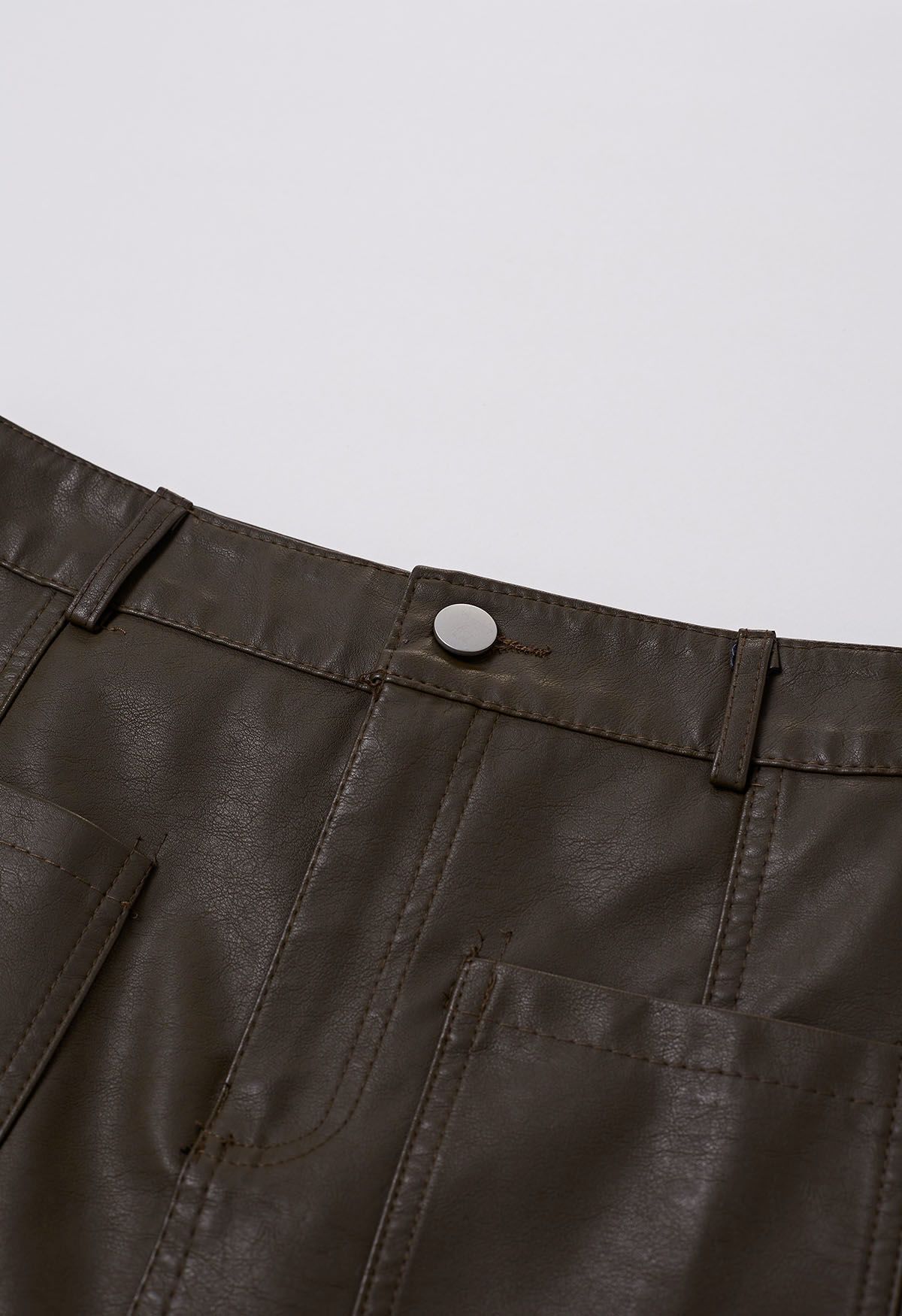 Minifalda de piel sintética con bolsillo de parche en marrón