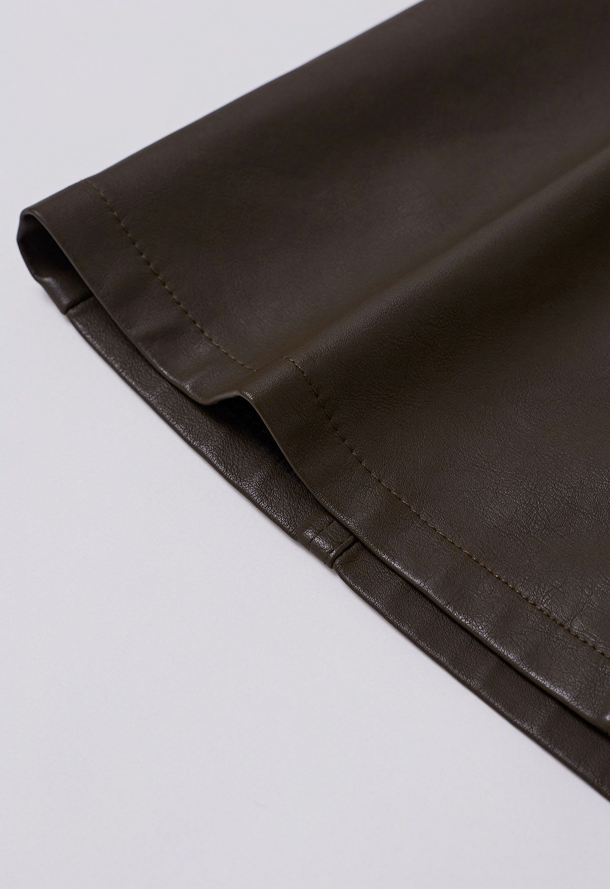 Minifalda de piel sintética con bolsillo de parche en marrón