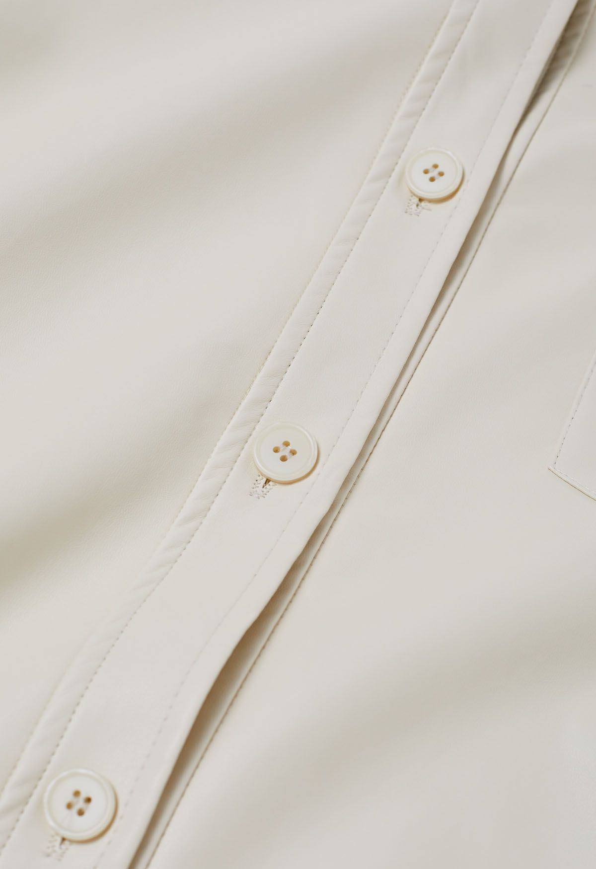 Chaqueta estilo camisa informal elegante de piel sintética en marfil