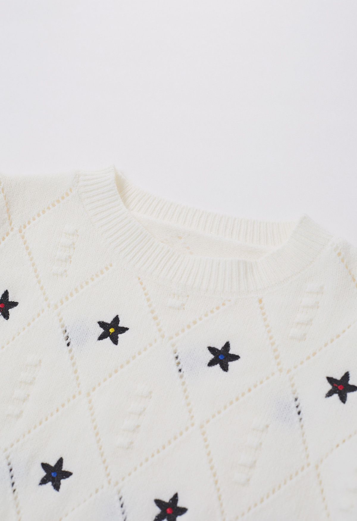 Top de punto pointelle con bordado de estrellas en blanco