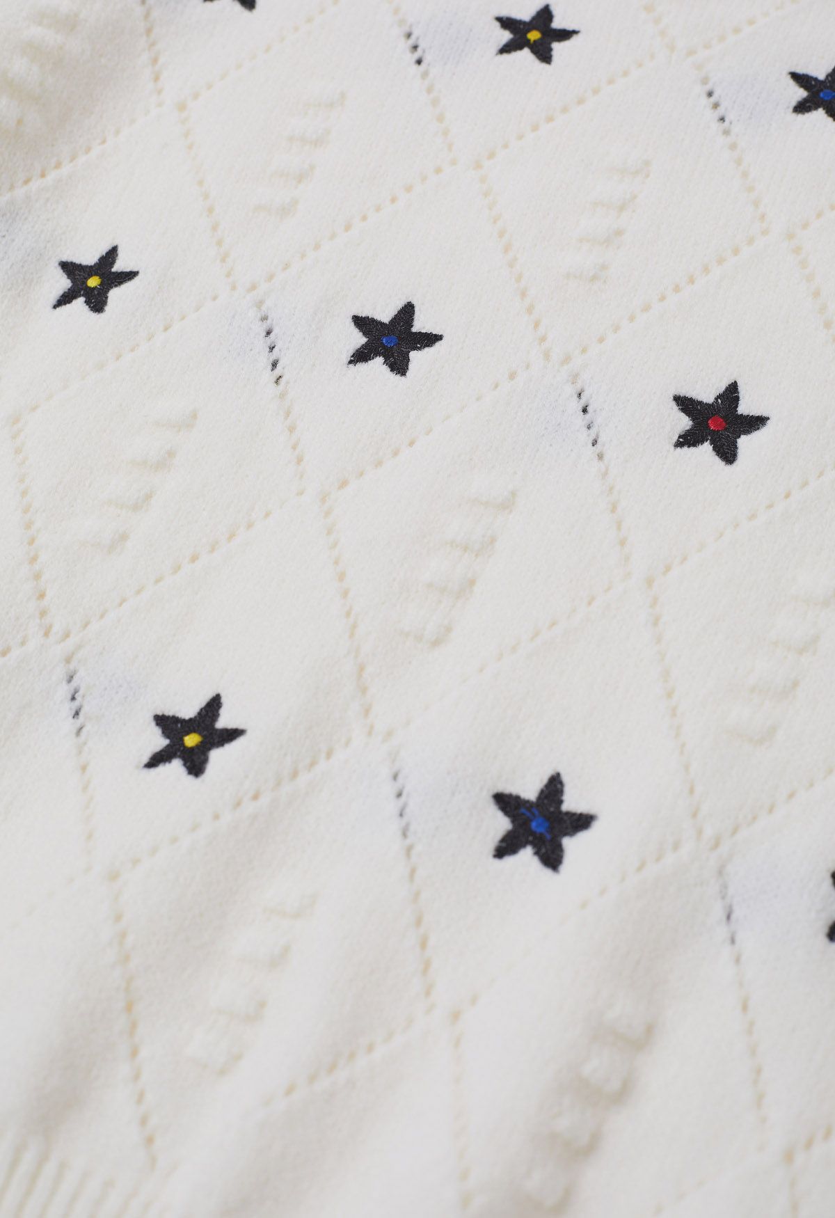 Top de punto pointelle con bordado de estrellas en blanco