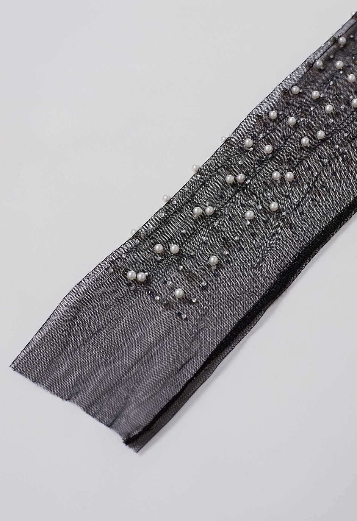 Top de malla transparente con adornos de perlas en negro