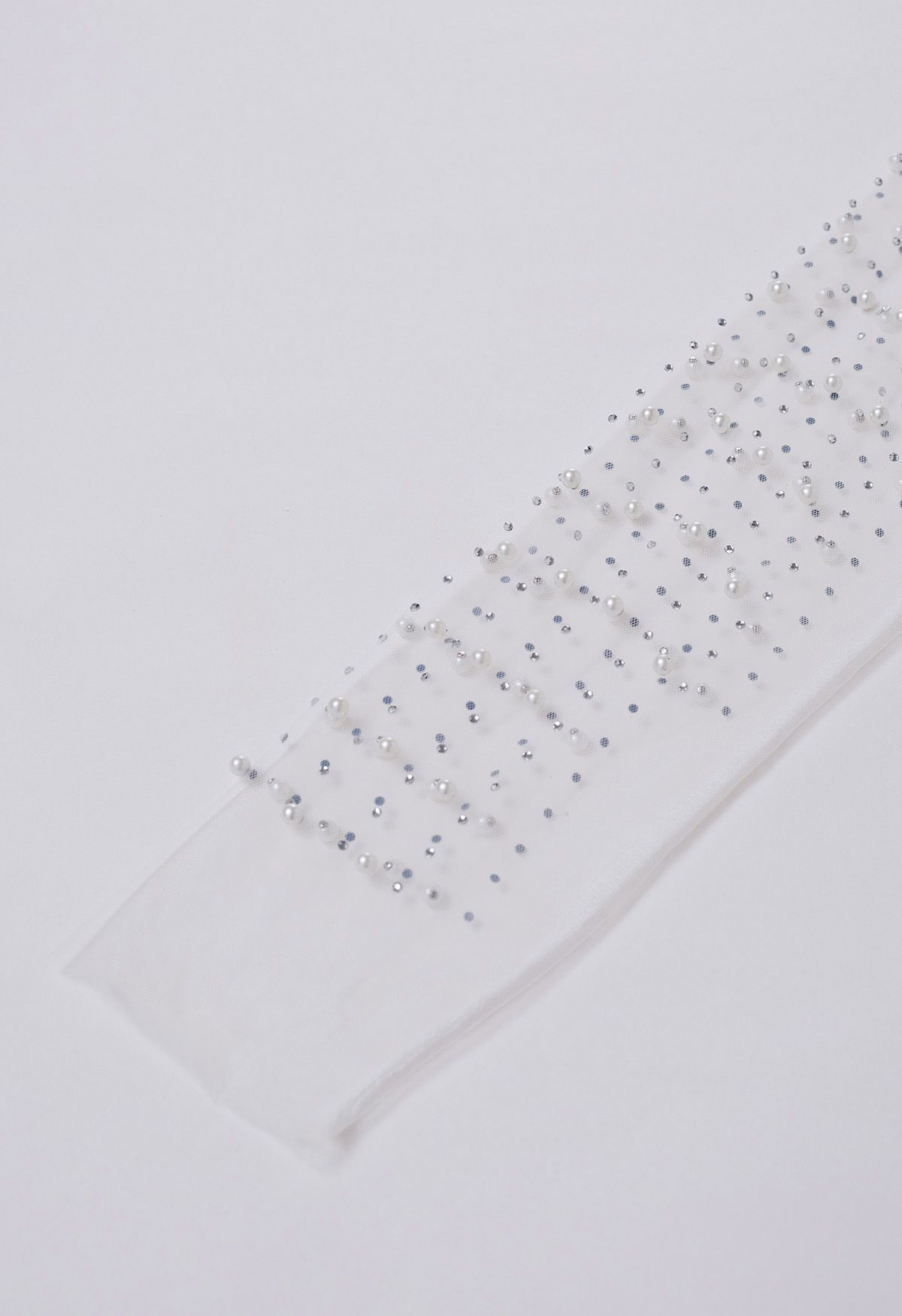 Top de malla transparente con adornos de perlas en blanco