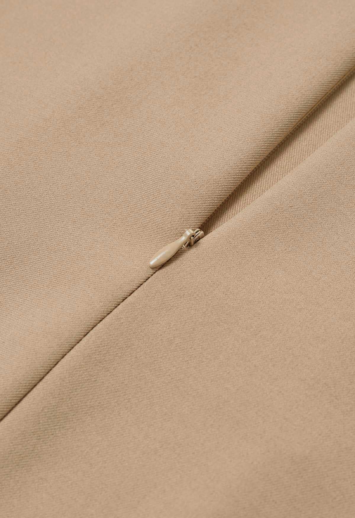 Falda midi plisada con cintura adornada con botones en color arena