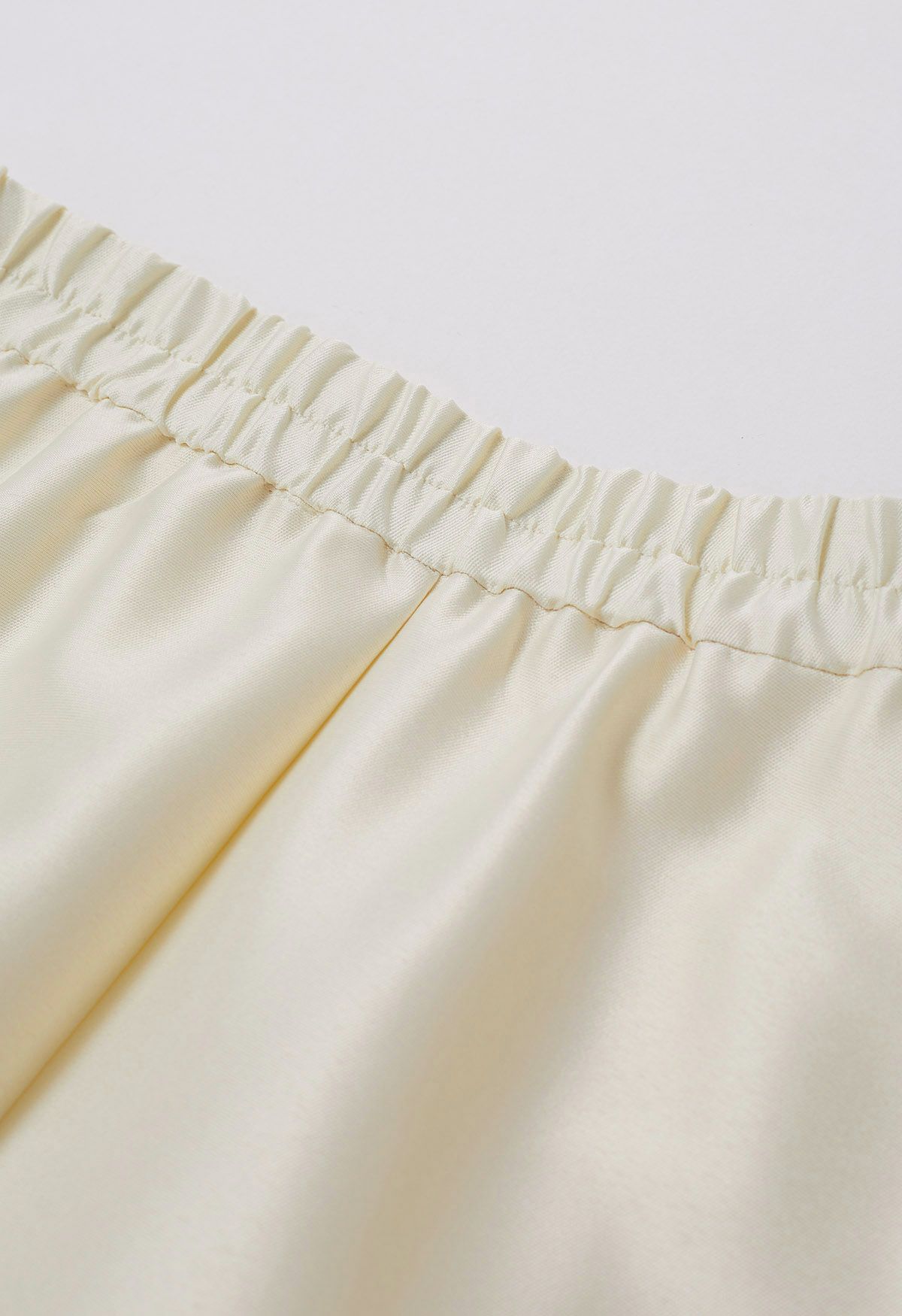 Elegante falda midi plisada de corte A con bolsillos laterales en color crema