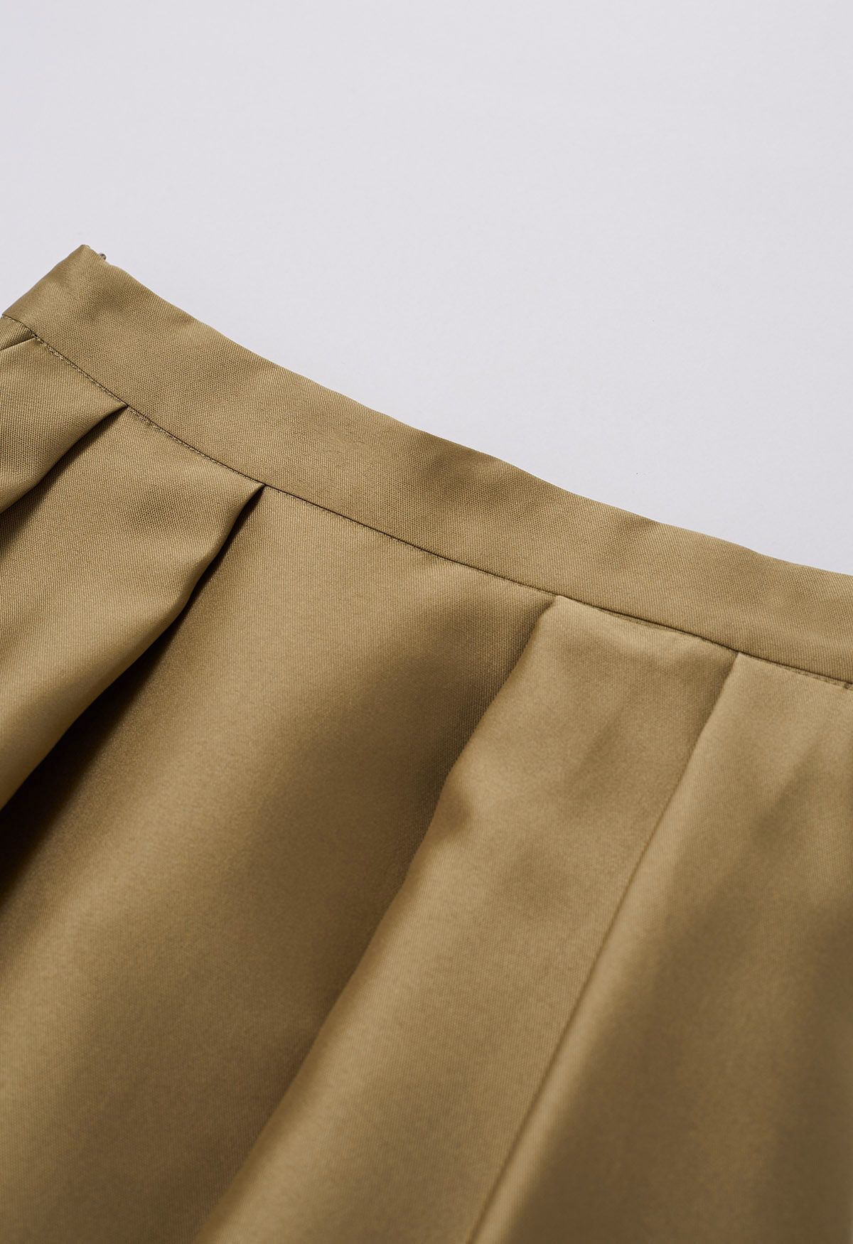 Elegante falda midi plisada de corte A con bolsillos laterales en dorado
