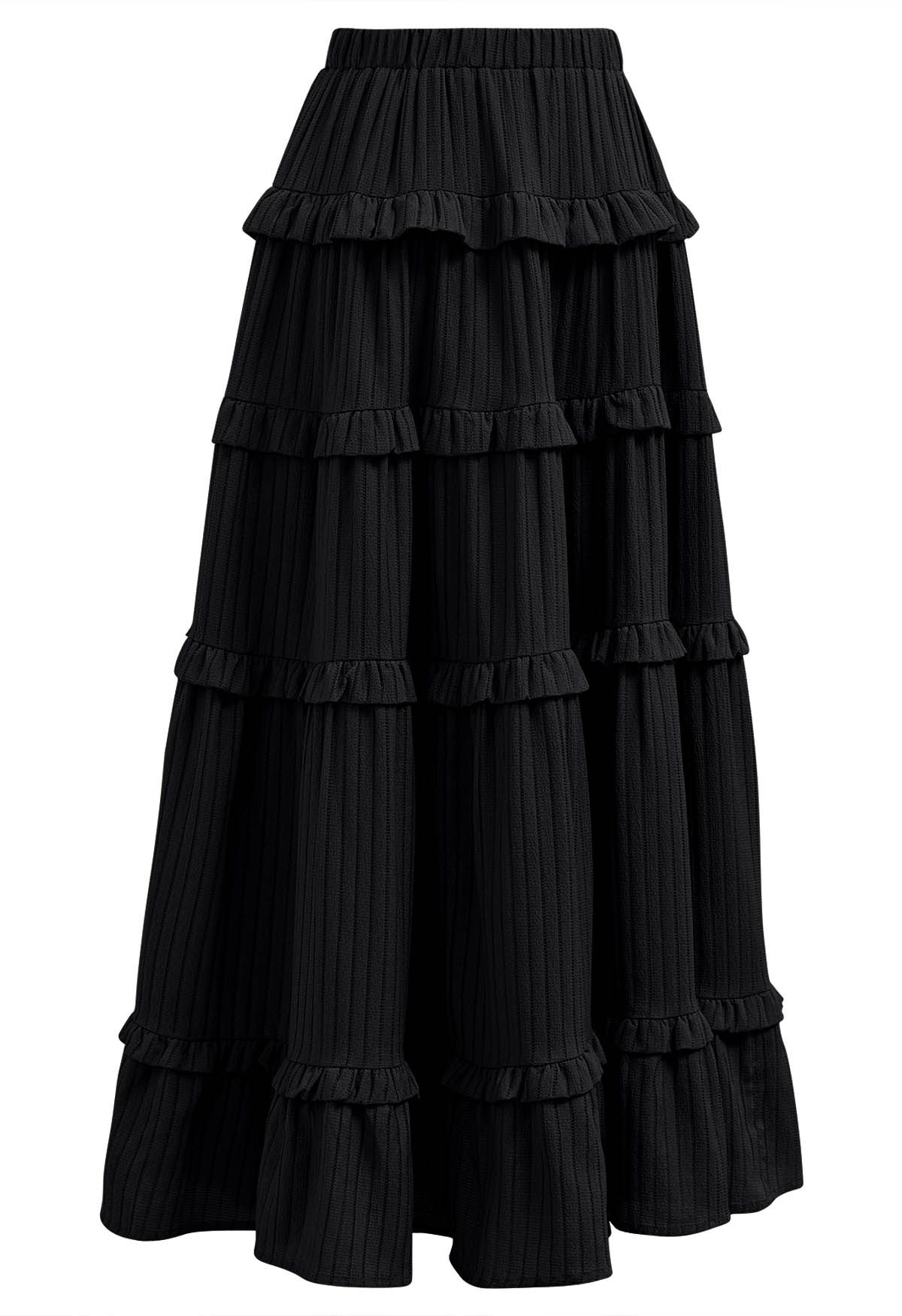 Falda larga con textura de rayas escalonadas y volantes en negro