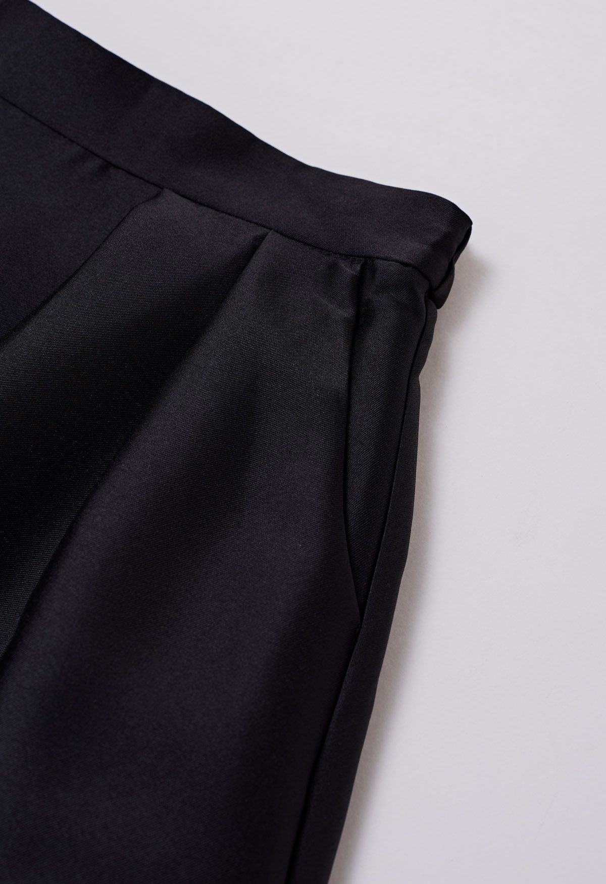 Elegante falda midi plisada de corte A con bolsillos laterales en negro