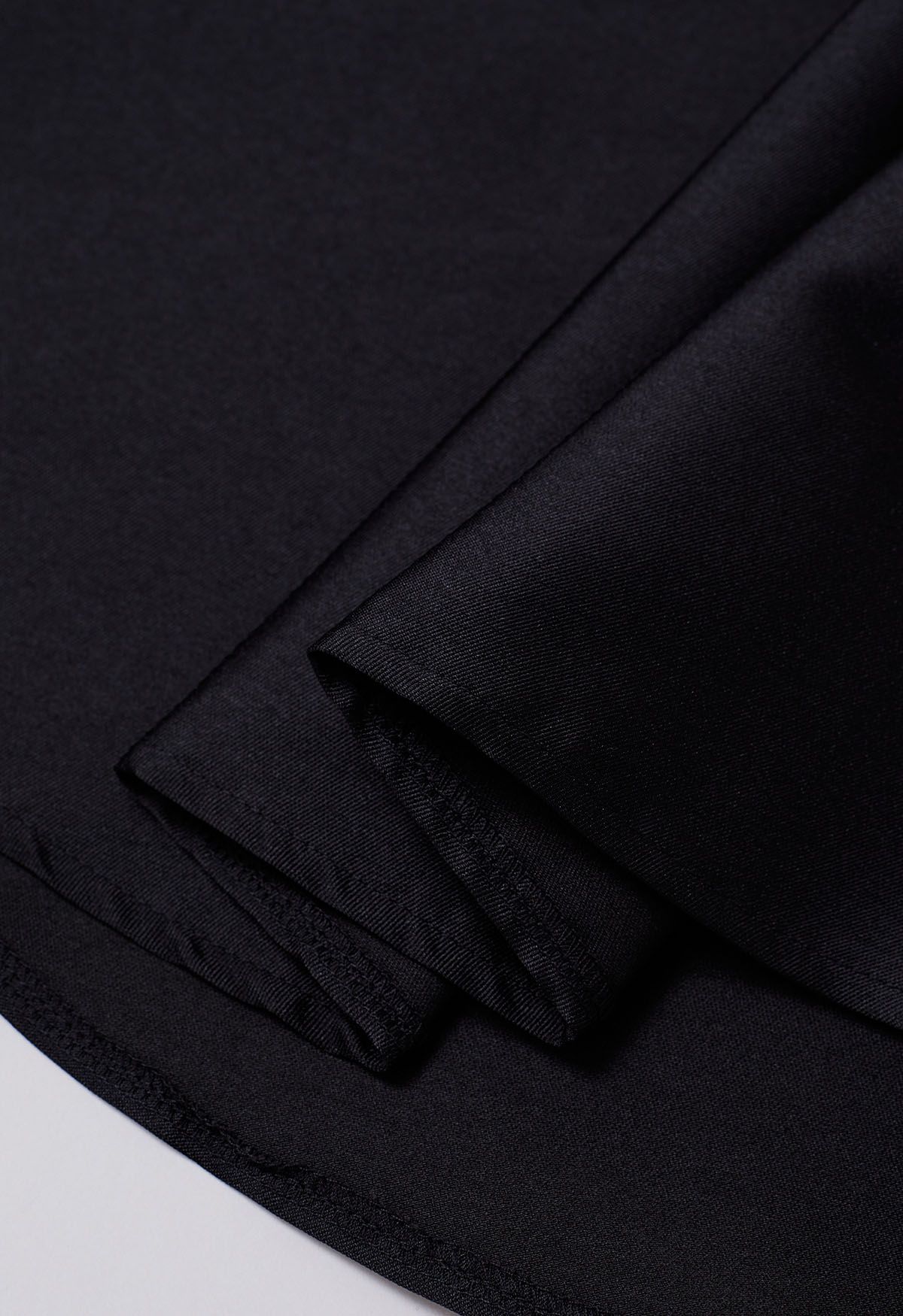 Elegante falda midi plisada de corte A con bolsillos laterales en negro