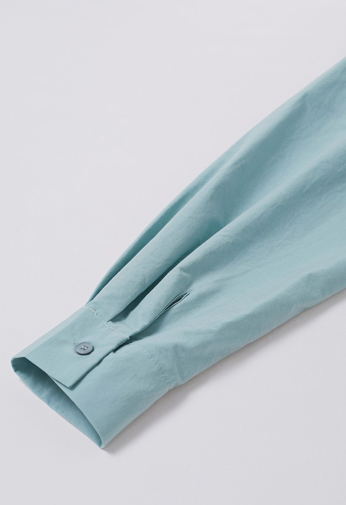 Camisa de puro algodón con dobladillo asimétrico en azul
