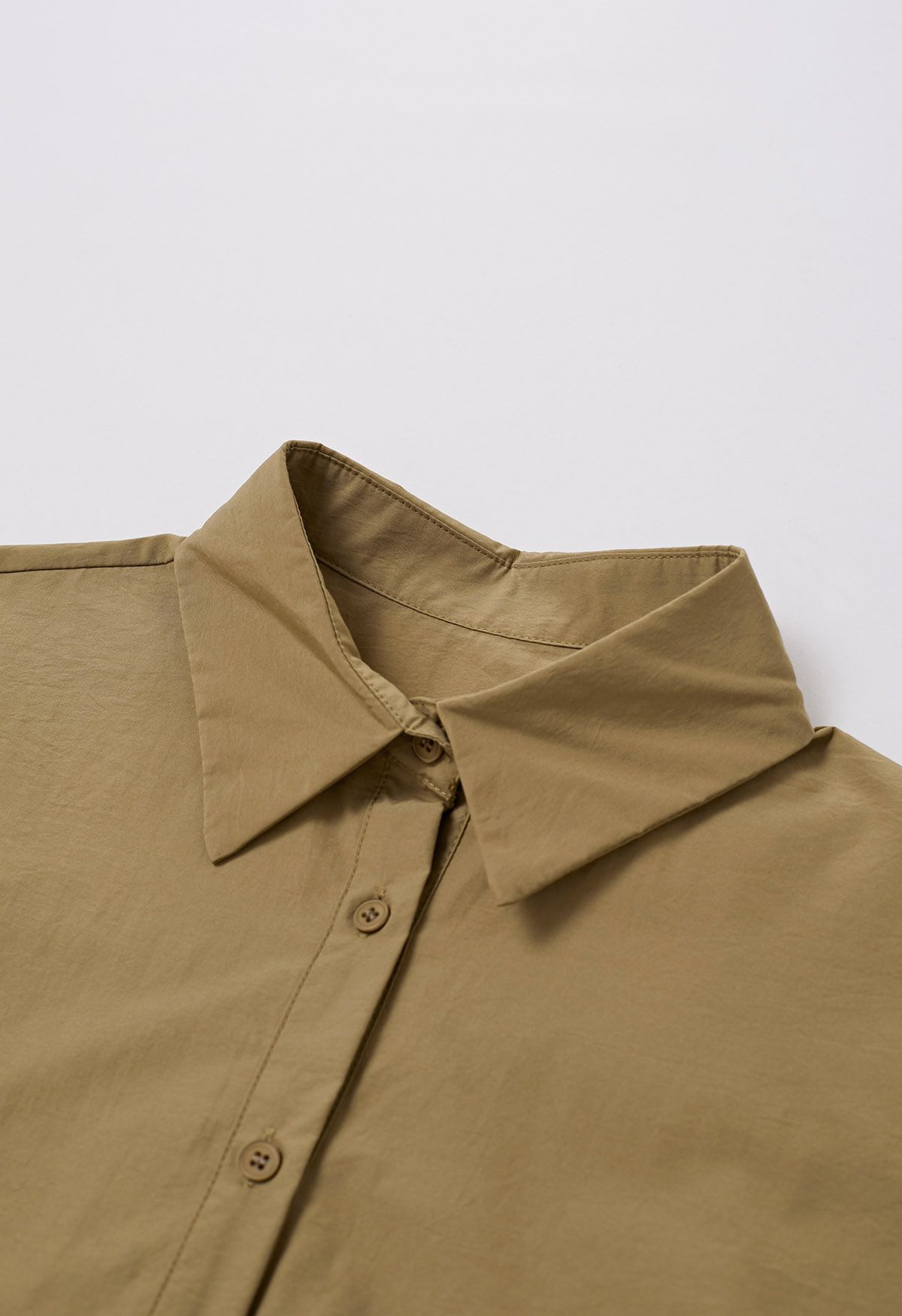 Camisa de puro algodón con dobladillo asimétrico en color camel