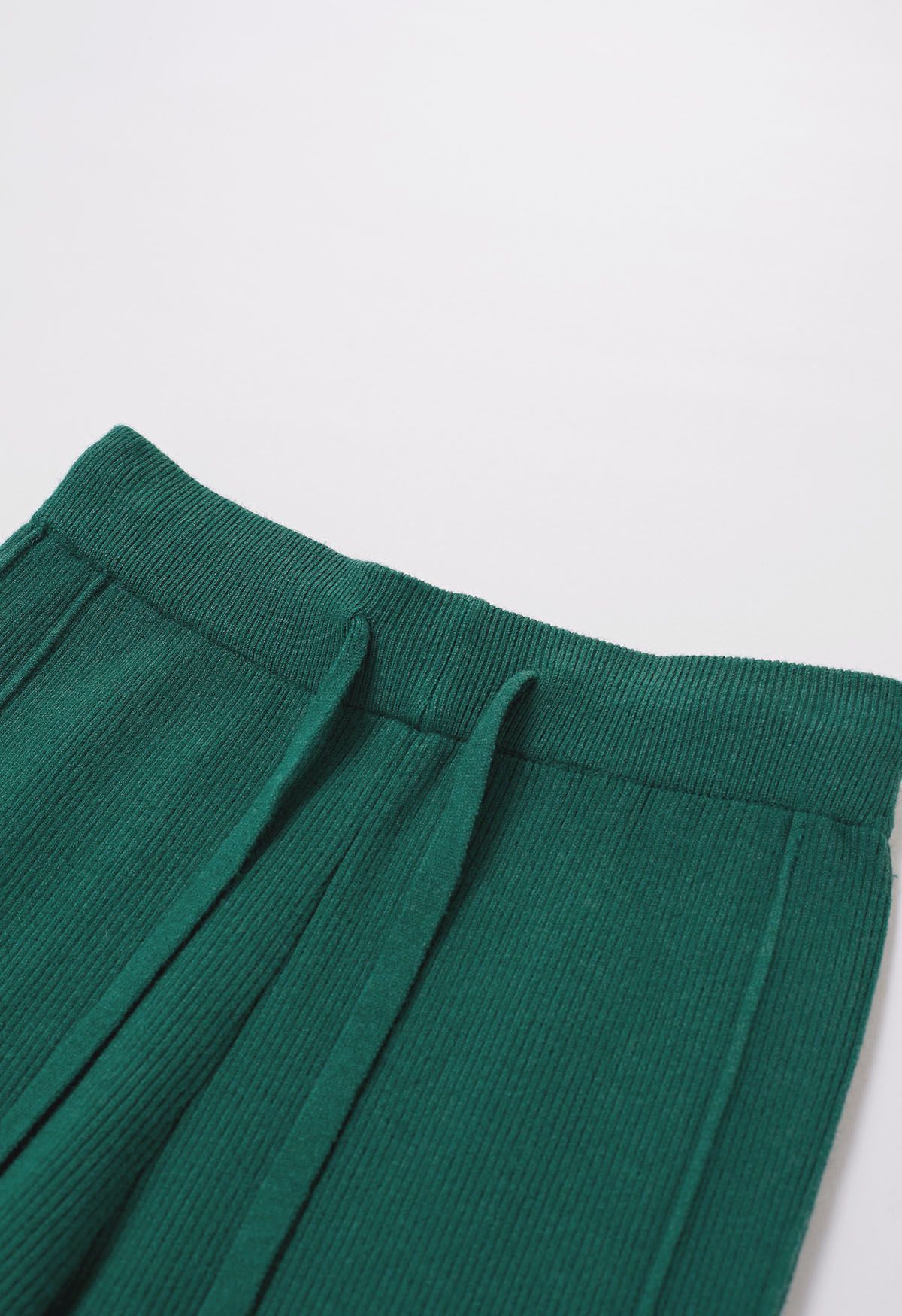 Pantalones de punto con abertura lateral y cintura con cordón en verde oscuro