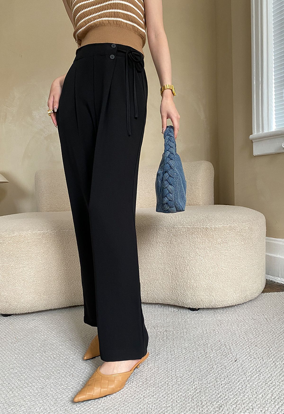 Pantalones de pierna recta plisados con cordón lateral en negro