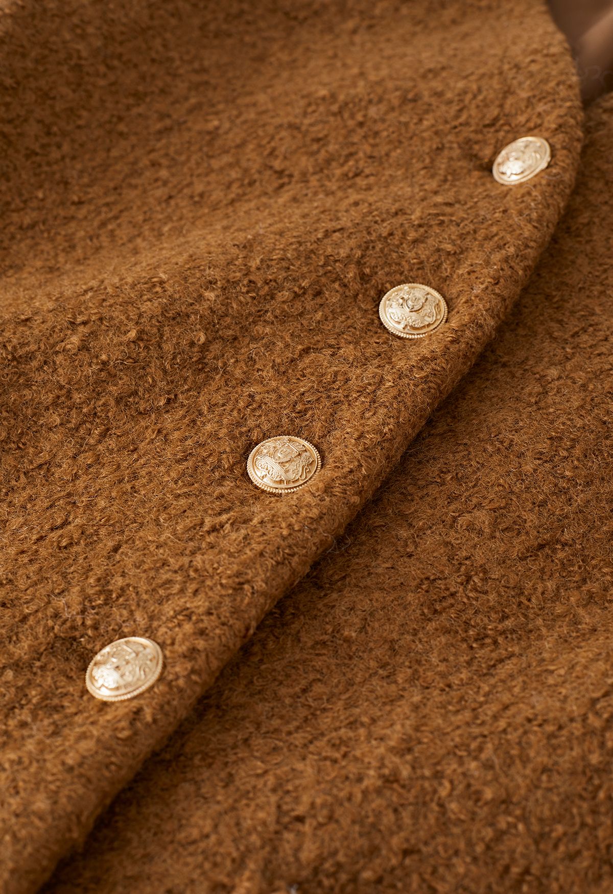 Abrigo de mezcla de lana sin cuello con botones en caramelo