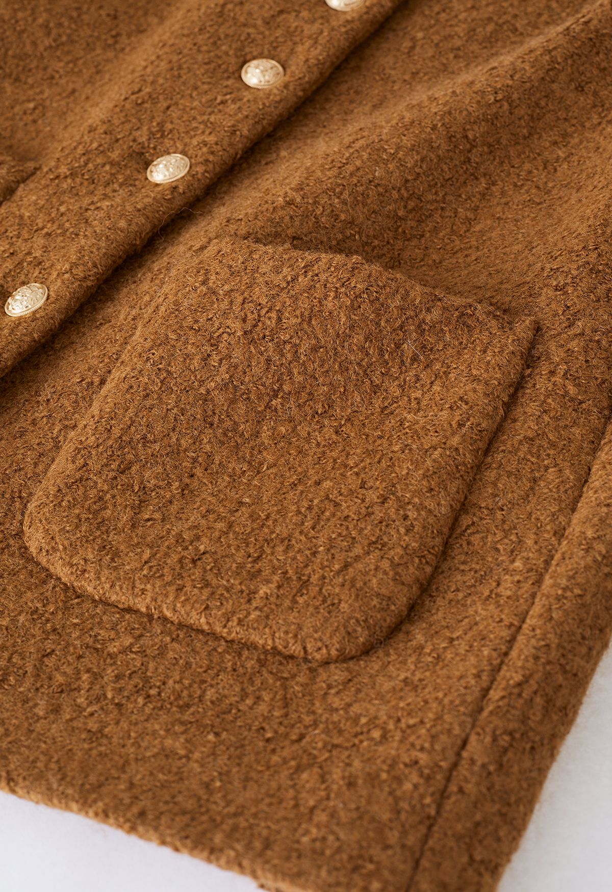 Abrigo de mezcla de lana sin cuello con botones en caramelo