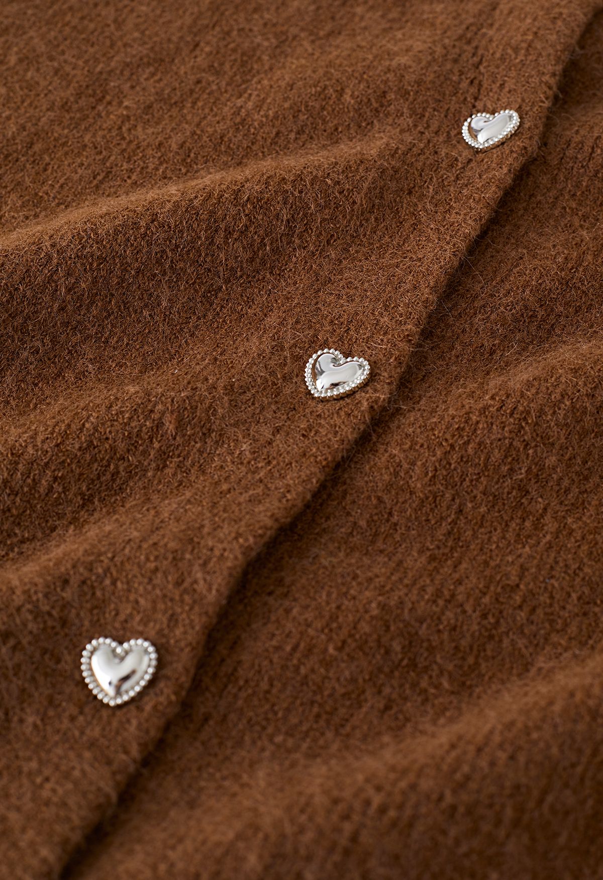 Cárdigan de punto corto con botones en forma de corazón en marrón