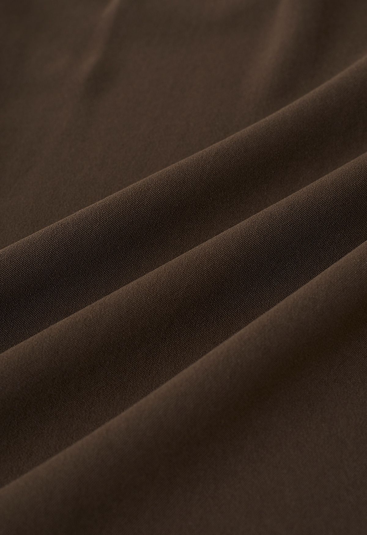 Pantalones de pierna recta plisados con cordón lateral en marrón