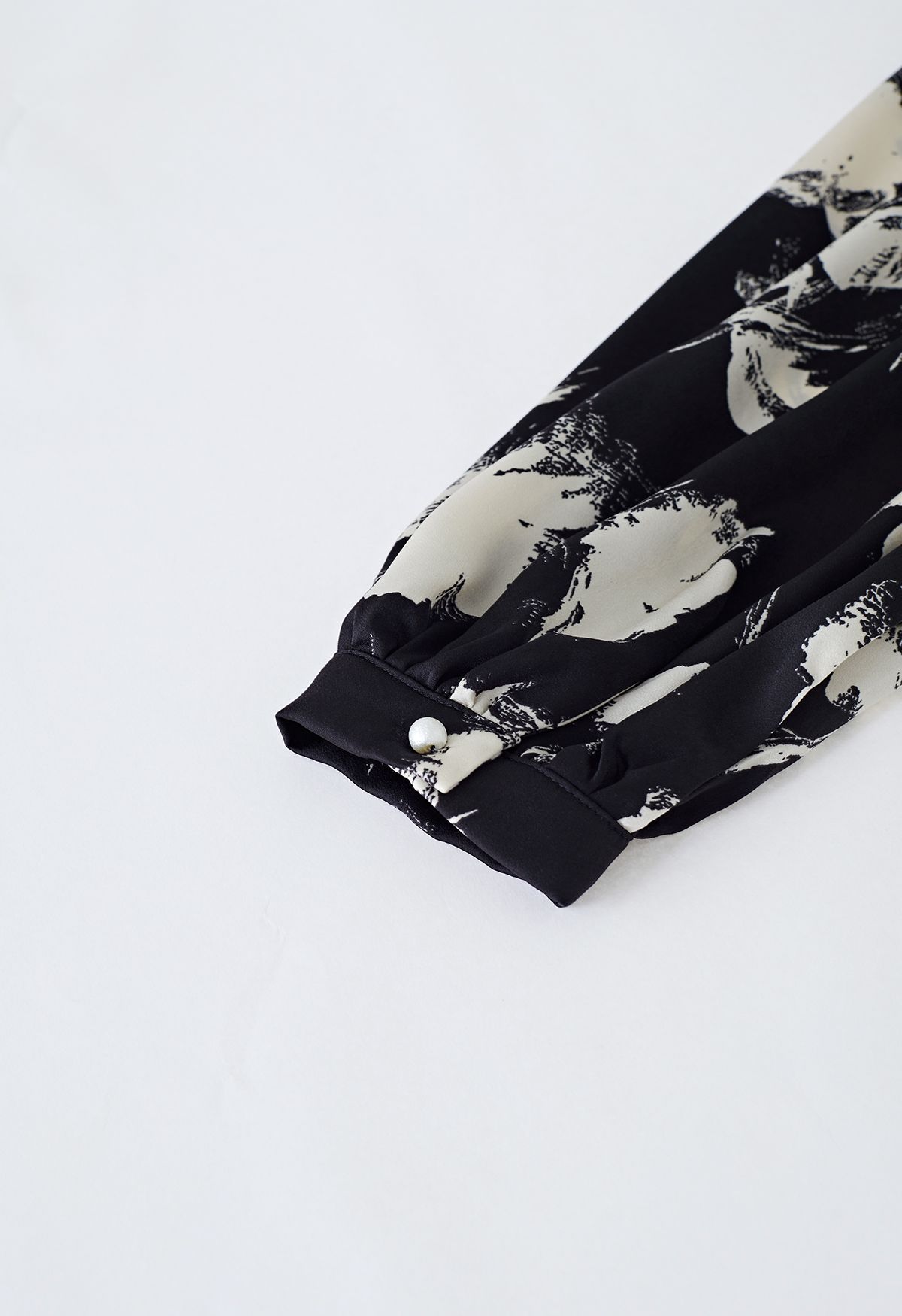 Camisa de satén con manga farol floral Ink en negro