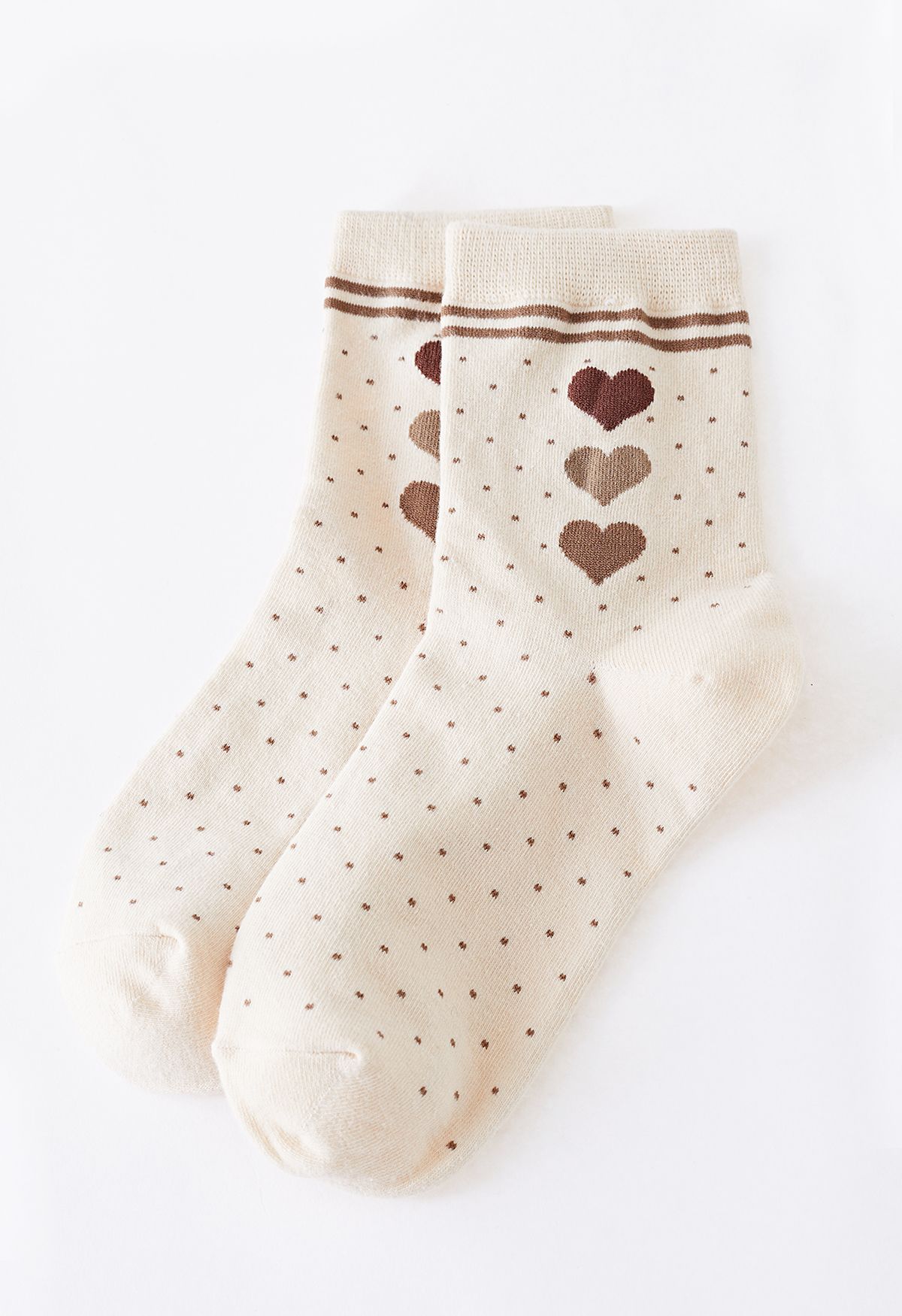 calcetines cremosos con corazones punteados