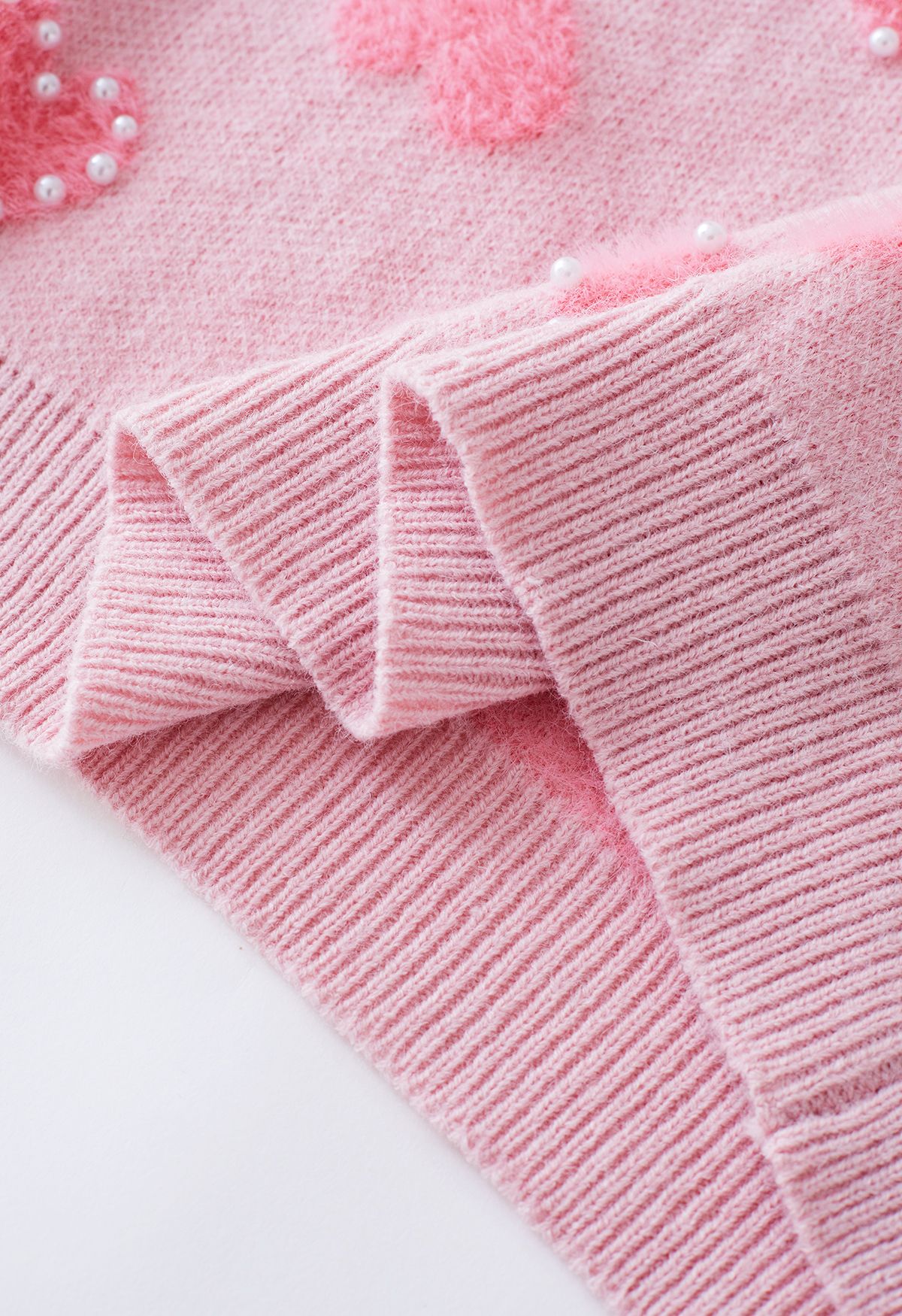 Suéter de punto de corazón esponjoso con ribete de perlas en rosa