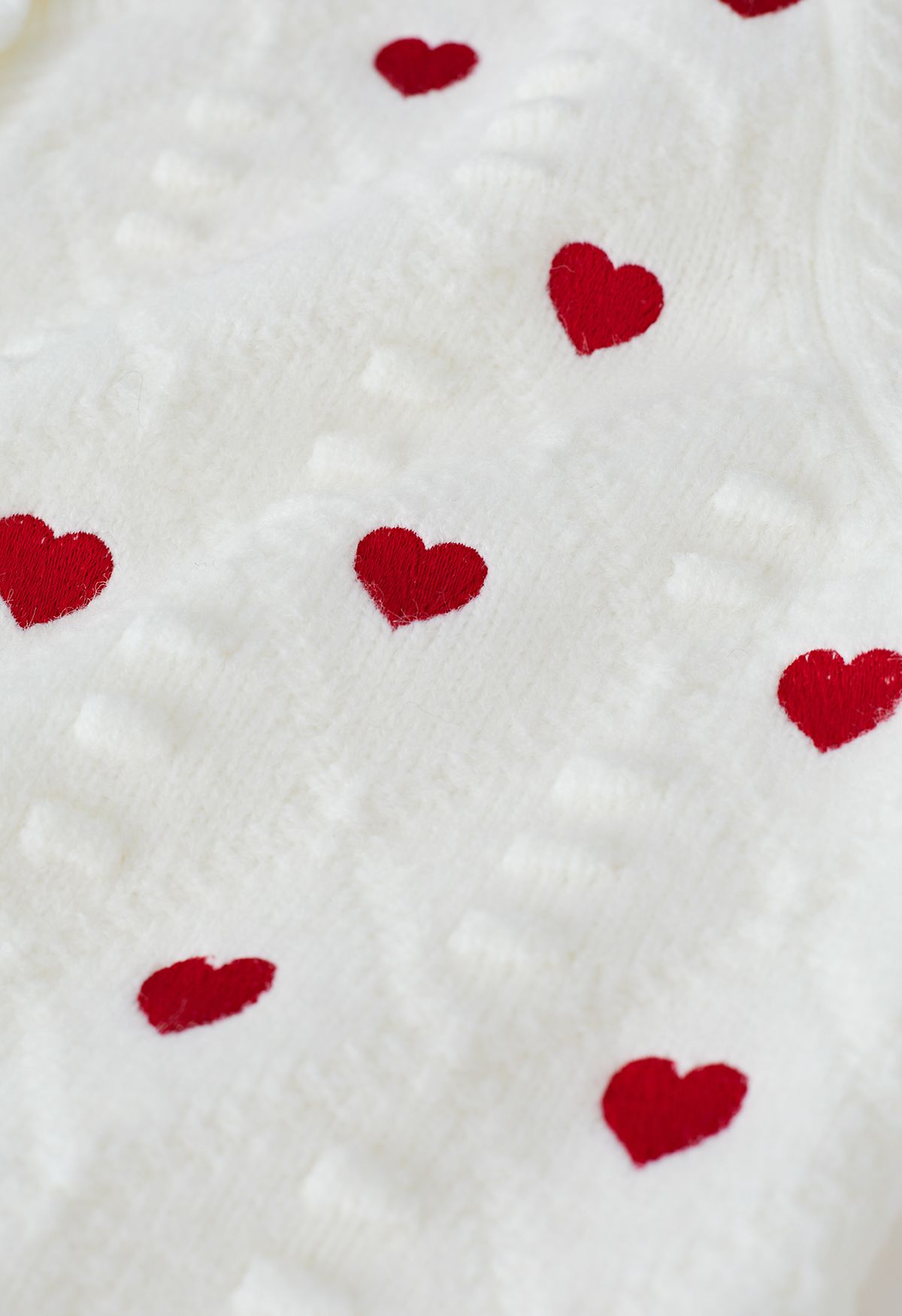 Cárdigan de punto con botones en relieve y bordado de corazones en blanco