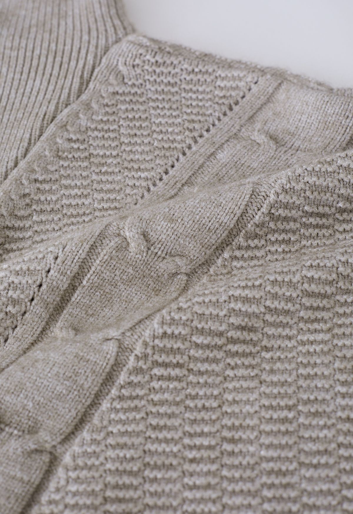 Top corto de punto trenzado en relieve con cuello con cremallera en gris topo