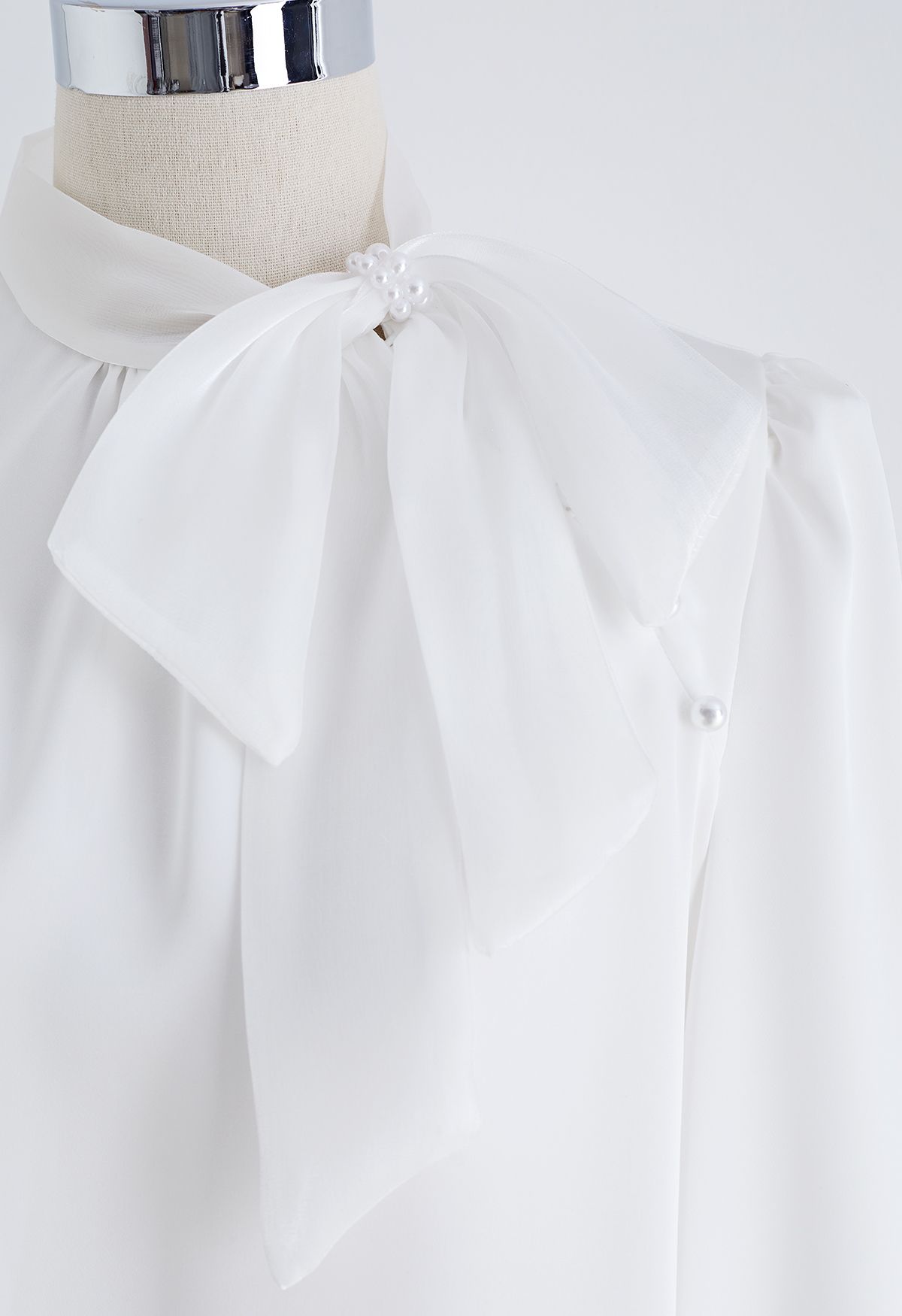 Camisa de raso de perlas con lazo de organza en blanco