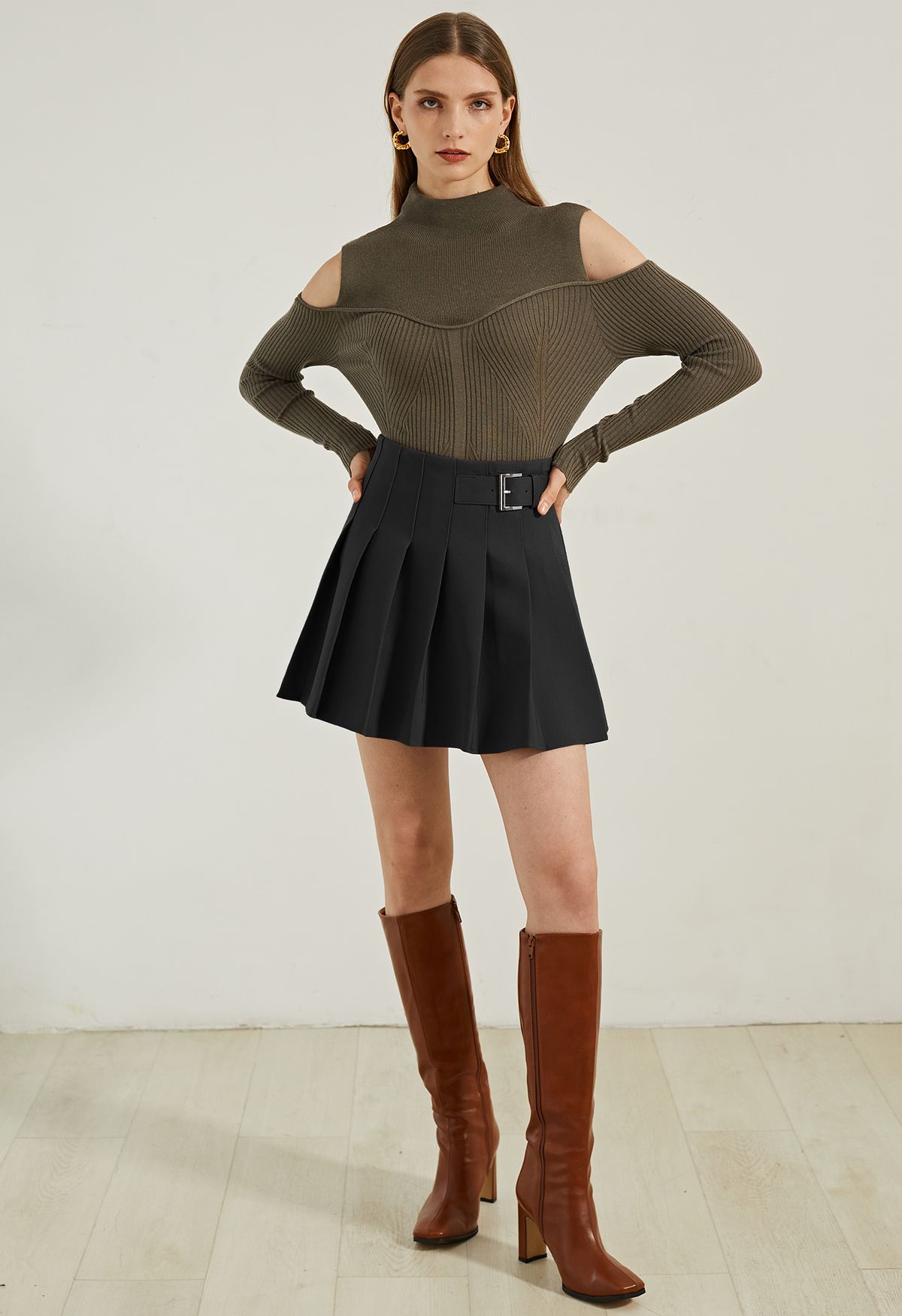Minifalda plisada con cinturón en negro
