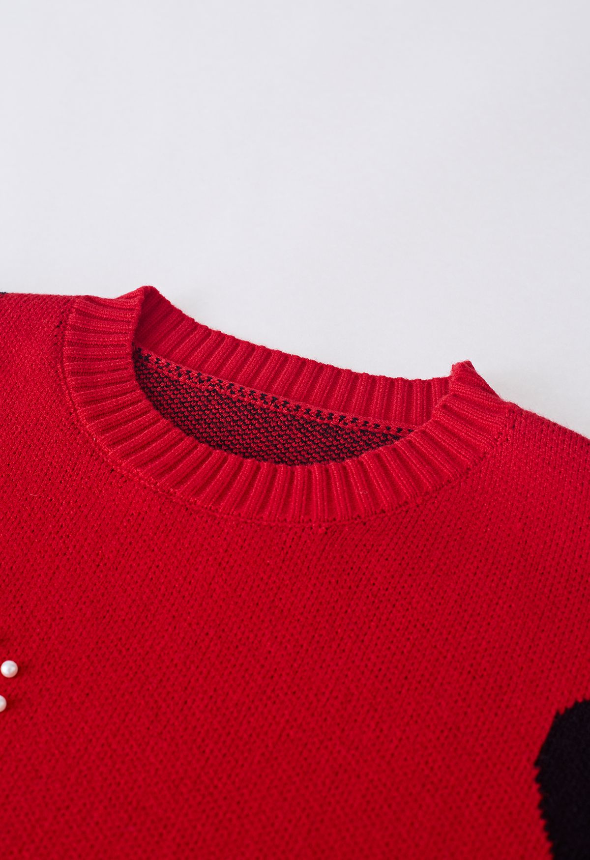 Suéter de punto con ribete de perlas y corazón apasionado en rojo