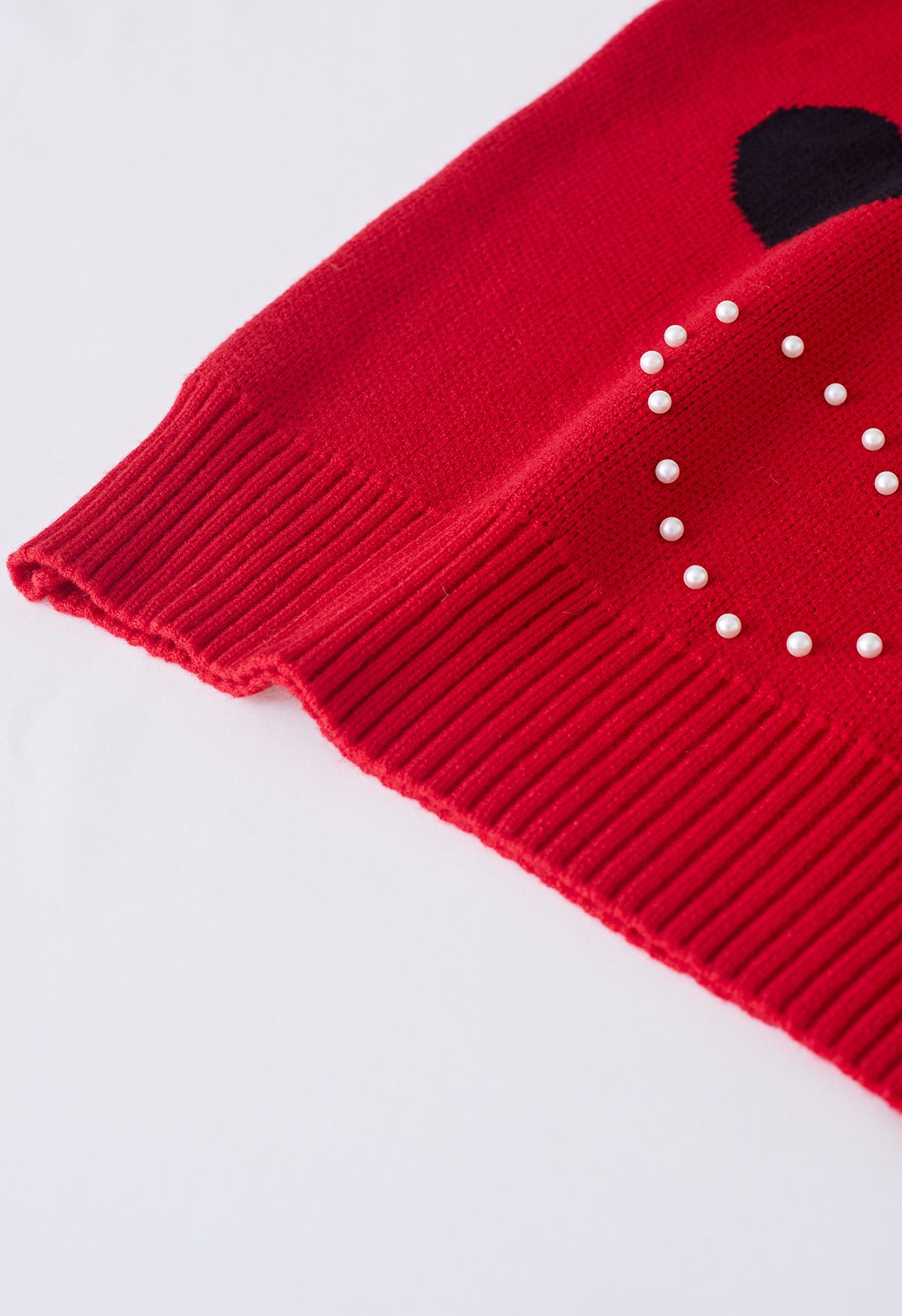 Suéter de punto con ribete de perlas y corazón apasionado en rojo