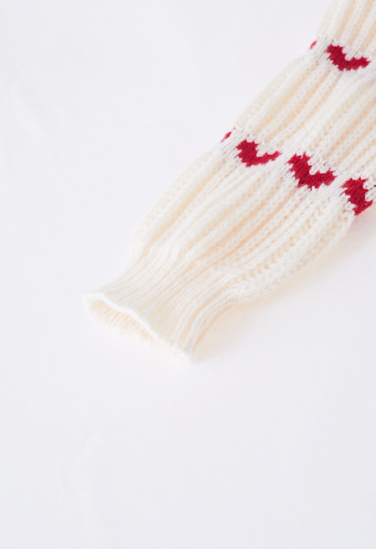 Suéter grueso tejido a mano con filas de corazones