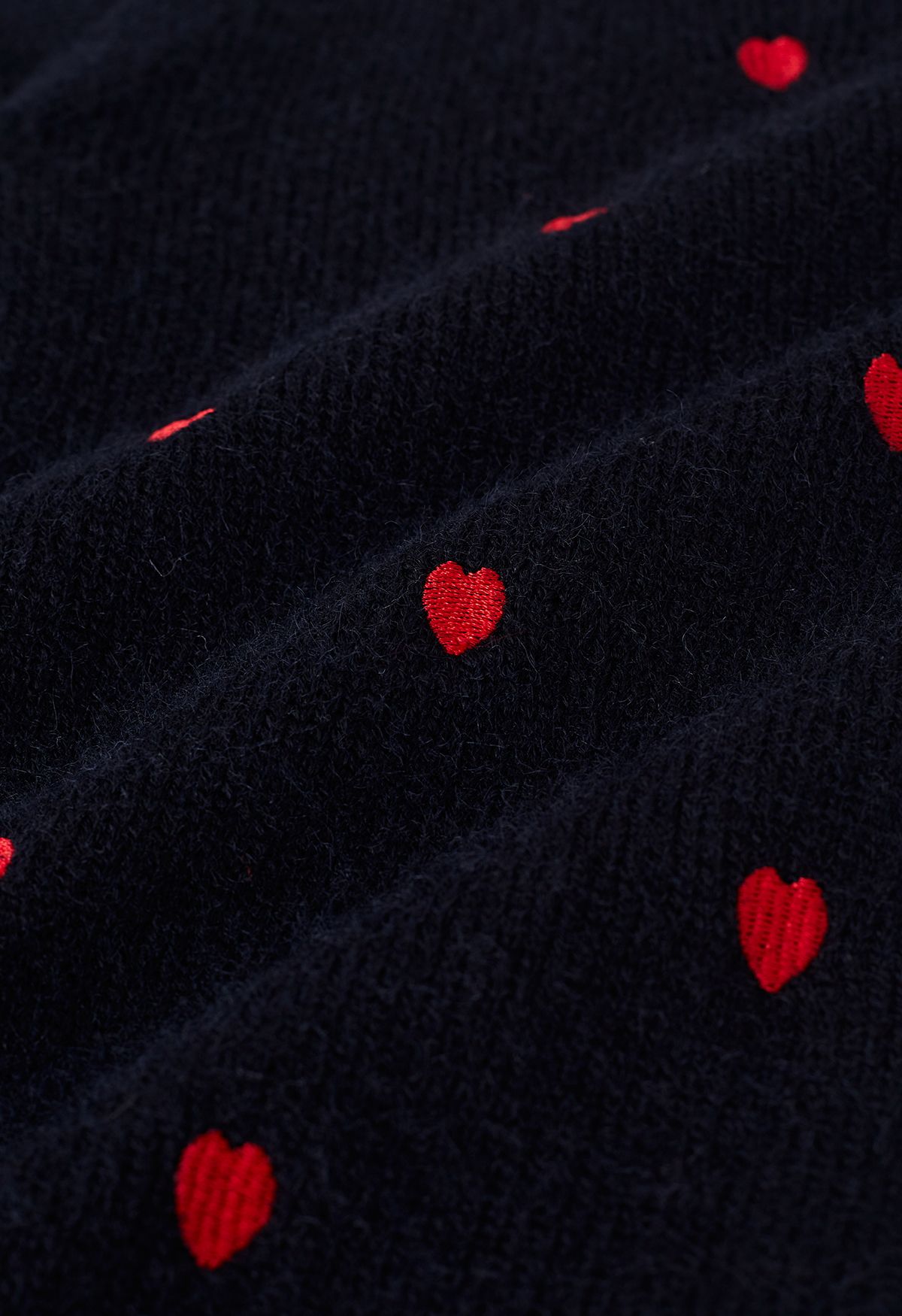 Cárdigan negro con botones y bordado de corazoncitos