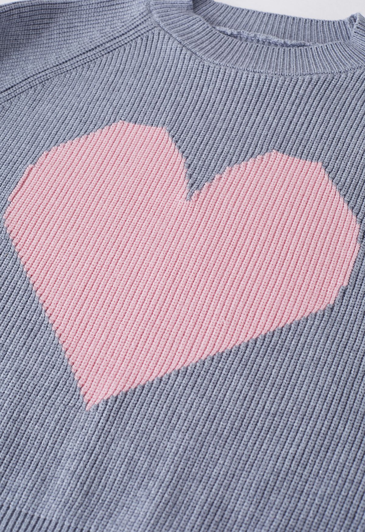 Suéter extragrande de punto acanalado con un corazón en gris