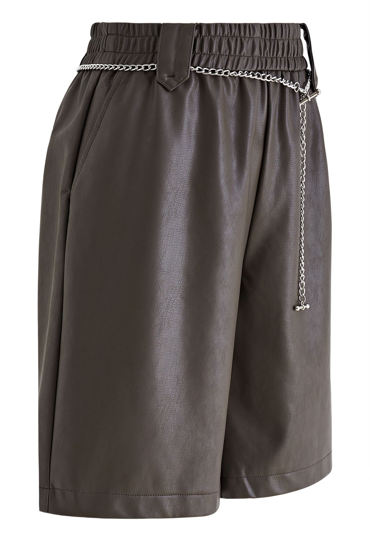 Shorts de cuero sintético con cadena plateada en marrón