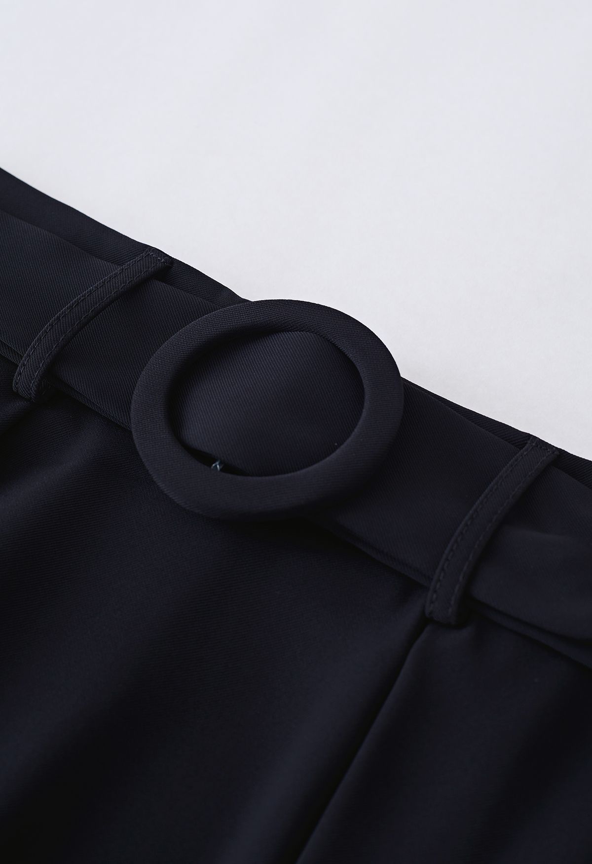 Falda midi acampanada plisada con cinturón O-Ring en negro